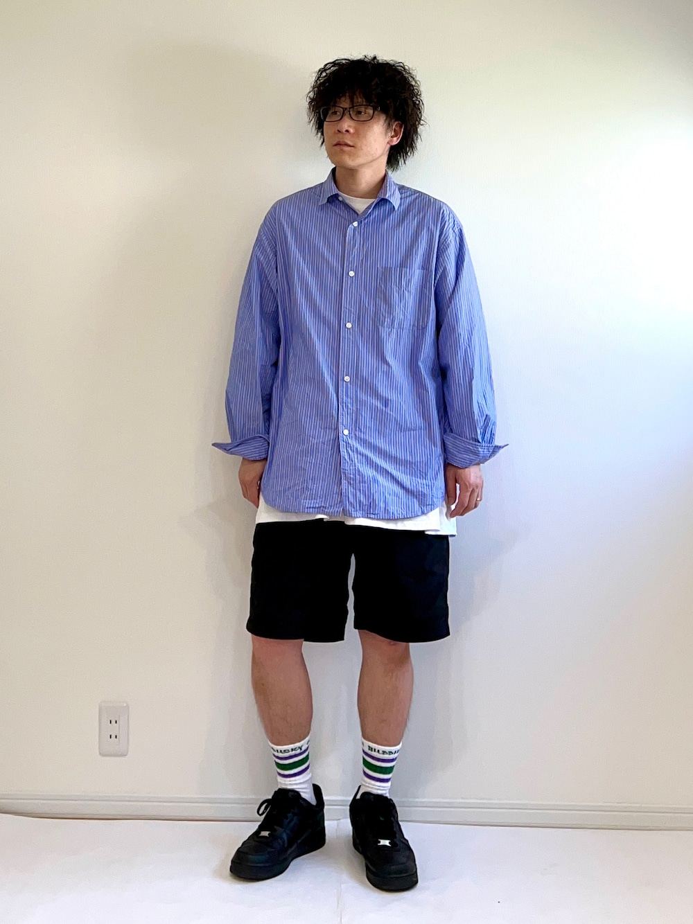 「ショートパンツ、リラックススタイル、ストリートコーデ、スニーカー、フリークスストア(FREAK'S STORE)、ワイルドシングス、ラインソックス」｜「FREAK'S STOREのFREAK'S STORE/フリークス ストア リラックスフィット レギュラーカラーシャツ/シャツ（シャツ/ブラウス、ブルー系）」を使った、adgjmさん（メンズ・177cm）の春コーディネートの1枚目の写真