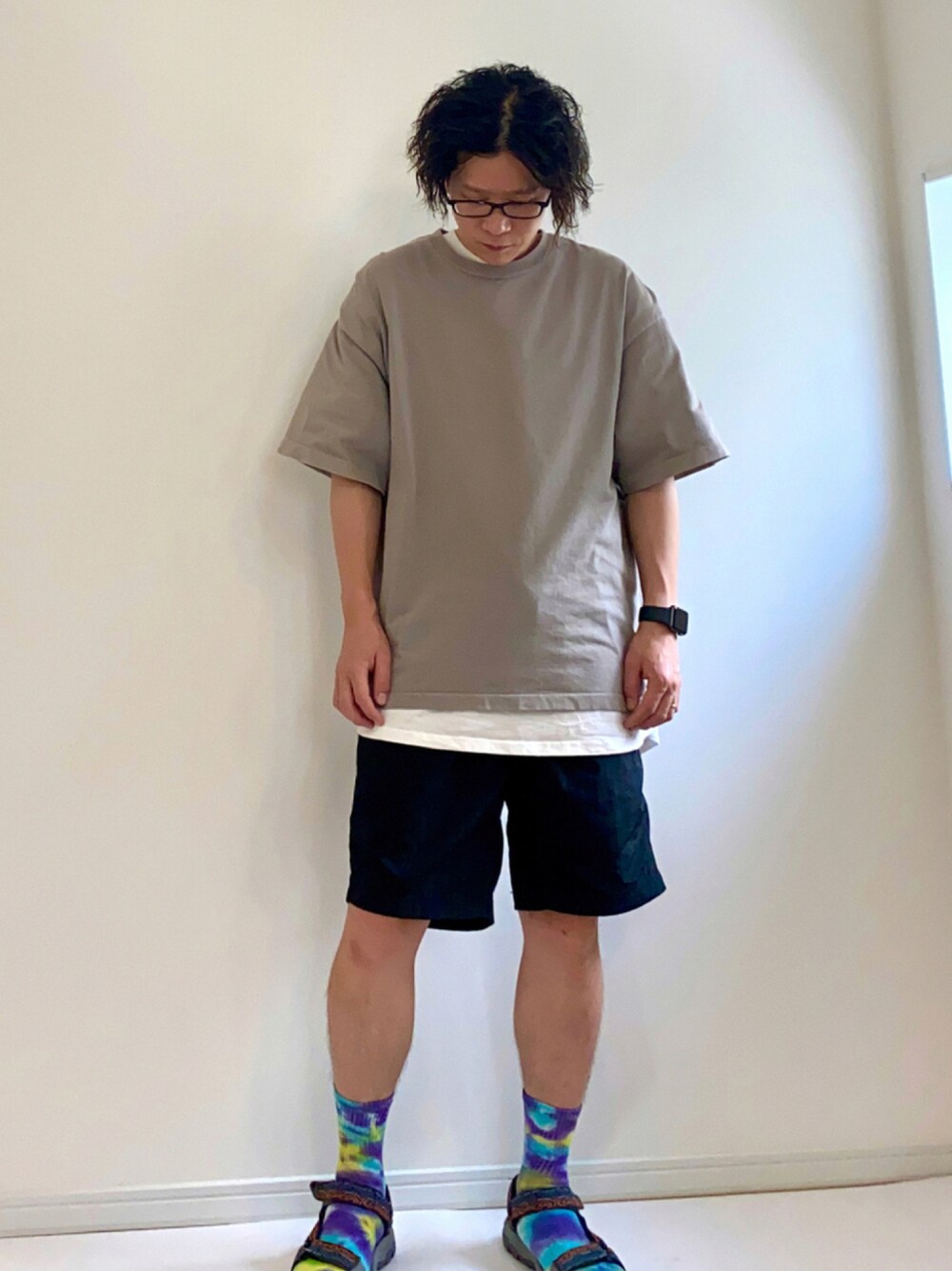 「夏、タイダイ柄、3coins、くつした×サンダル、カジュアルコーデ、ショートパンツ、黒、Tシャツ」｜「WILD THINGSの【WILD THINGS/ワイルドシングス】CIAOPANIC別注 水陸両用パッカブルナイロンショートパンツ（その他パンツ、ブラック系）」を使った、adgjmさん（メンズ・177cm）の夏コーディネートの1枚目の写真