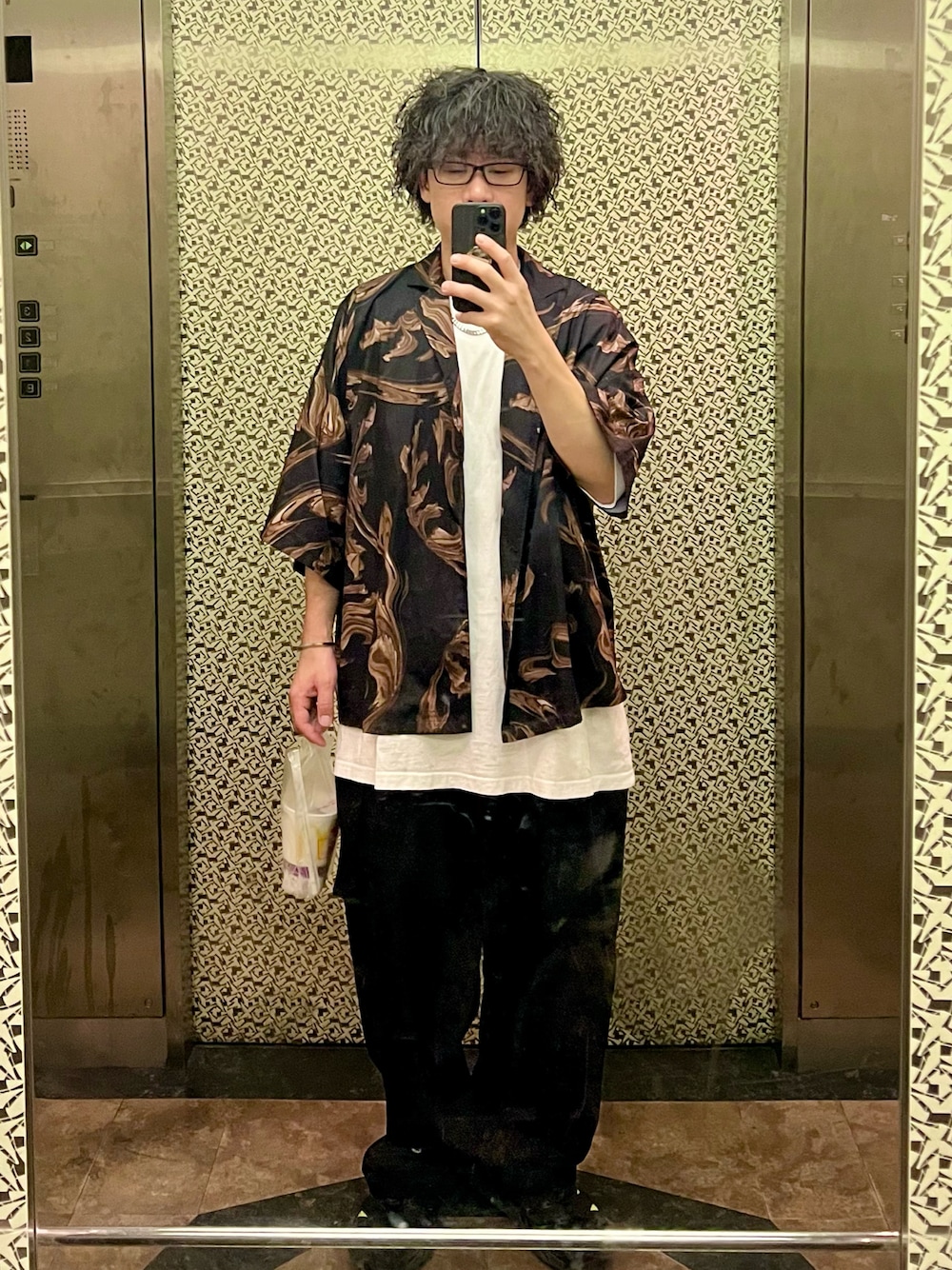「ビッグシルエット、ワイドパンツ、タイトブースプロダクション、サンダル、黒パンツ、柄シャツ、柄シャツ×ワイドパンツ」｜「unrelaxingのビッグシルエット総柄開襟アロハシャツ（シャツ/ブラウス、その他）」を使った、adgjmさん（メンズ・177cm）の秋コーディネートの1枚目の写真