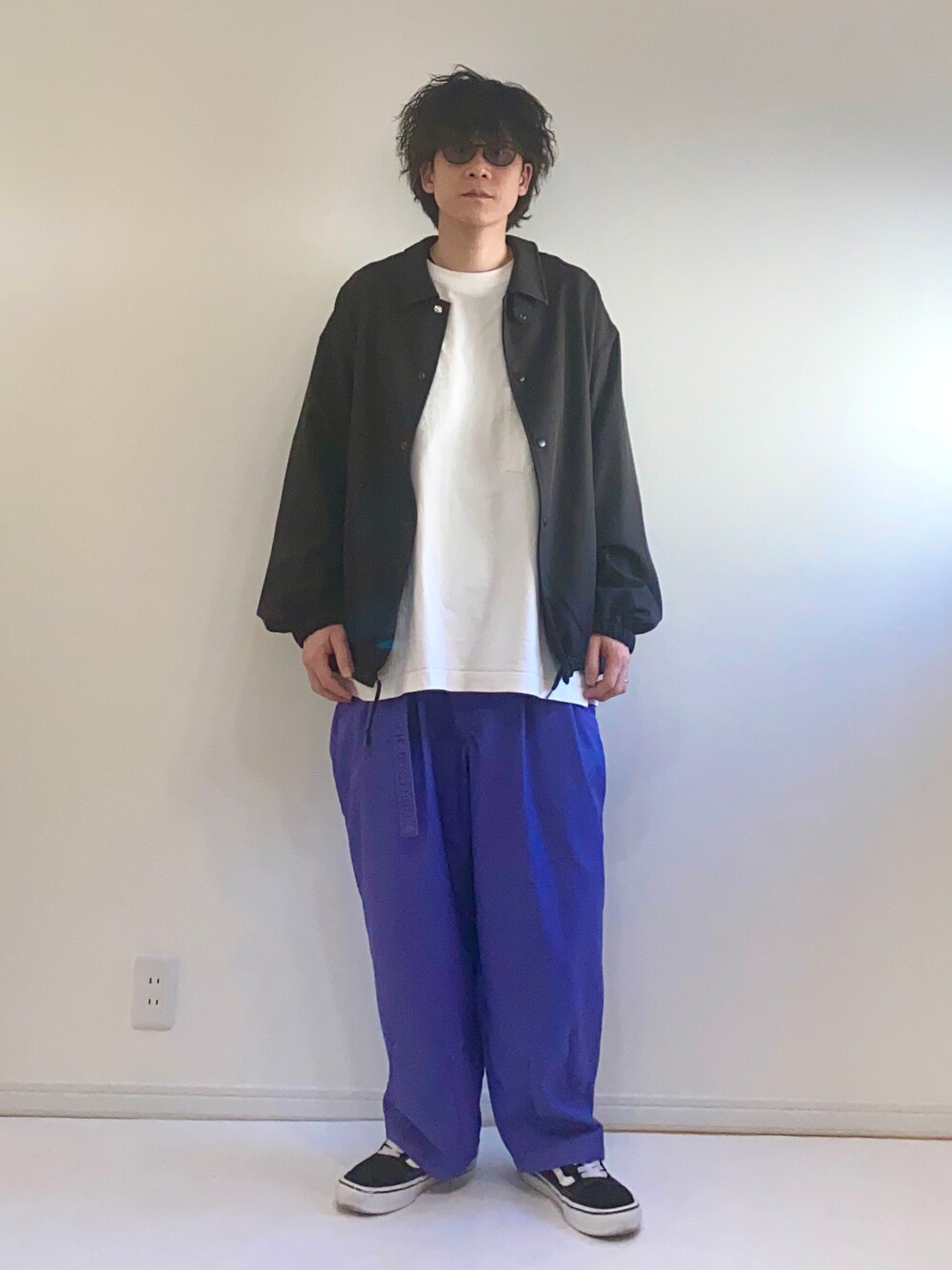 「シンプル、パープル、ワイドパンツ、タイトブースプロダクション、眼鏡、オーバーサイズ、UNIQLO、ロンT、白」｜「VANSの【ヴァンズ】Old Skool　オールドスクール（スニーカー、ブラック系）」を使った、adgjmさん（メンズ・177cm）の冬コーディネートの1枚目の写真