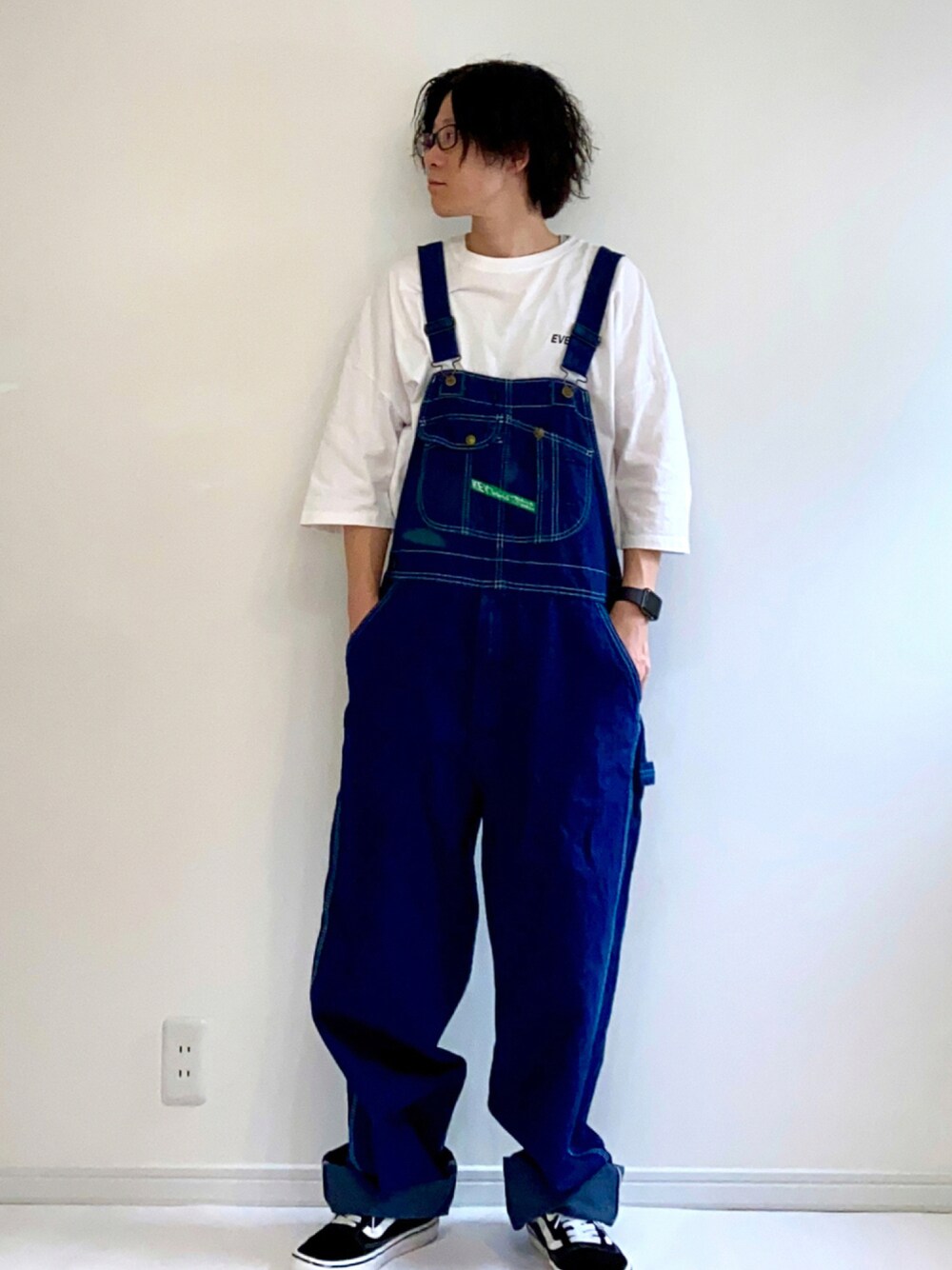「スニーカー、デニム、ビッグシルエット、カジュアル、オーバーオール、眼鏡、ワイドパンツ、白Tシャツ、GO!DON、ラブアンドピース2021」｜「CREARE -LINO-の【2021春夏】ストリートプリント スーパービッグシルエットTシャツ<ユニセックス>（Tシャツ/カットソー、ホワイト系）」を使った、adgjmさん（メンズ・177cm）の秋コーディネートの1枚目の写真