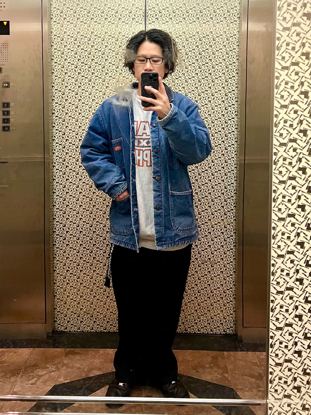 「シンプル、スニーカー、ワイドパンツ、ワイドパンツ 黒、デニムジャケット、ディッキーズ(Dickies)、スウェット」｜「VINTAGEのアイテム（デニムジャケット、ブルー系）」を使った、adgjmさん（メンズ・177cm）の冬コーディネートの1枚目の写真