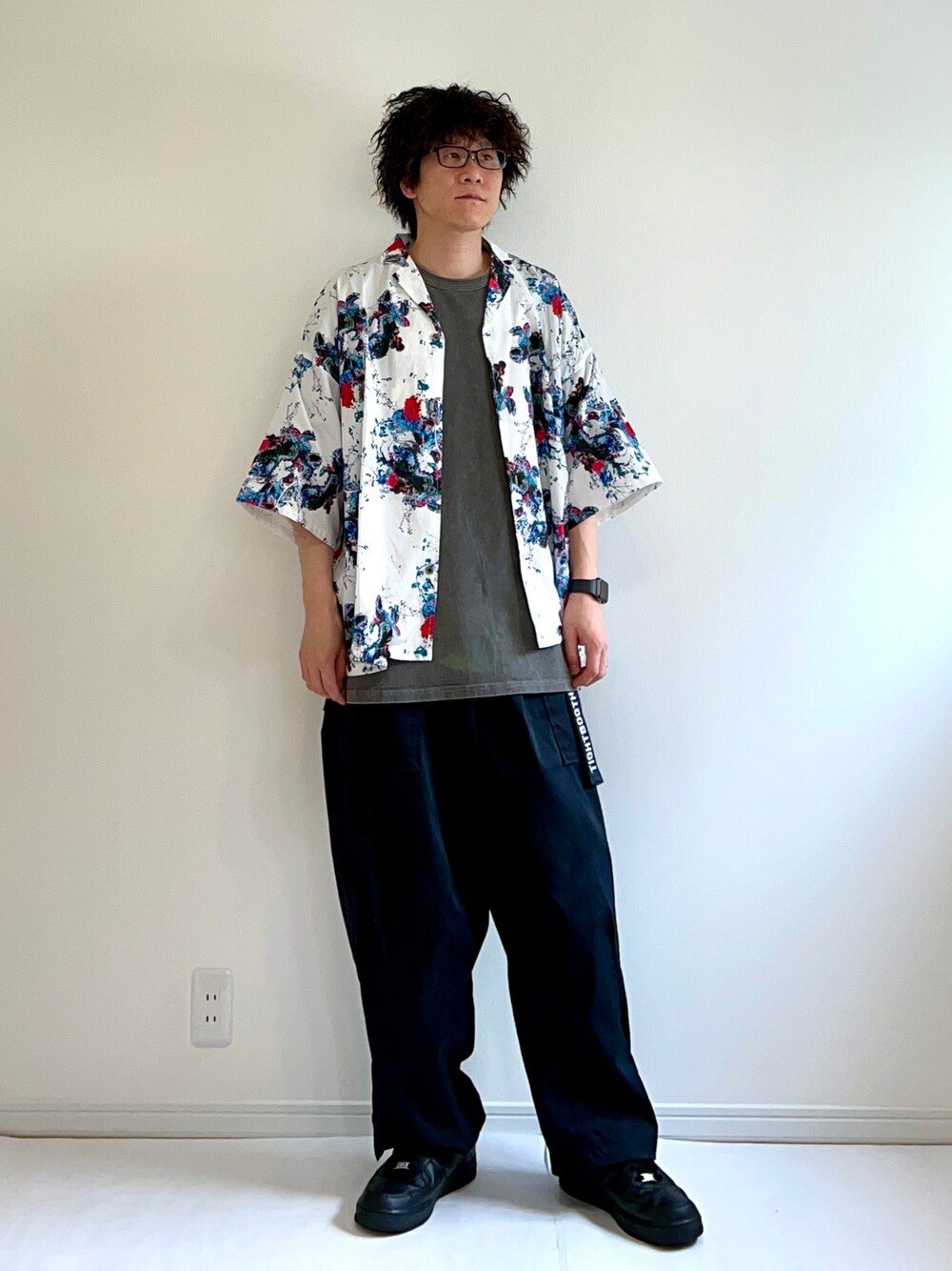 「今日のコーデ、オープンカラーシャツ、Tシャツ、ワイドパンツ、タイトブースプロダクション、ビッグシルエット、スニーカー、GO!DON」｜「TIGHTBOOTH PRODUCTIONのアイテム（パンツ、ブラック系）」を使った、adgjmさん（メンズ・177cm）の夏コーディネートの1枚目の写真