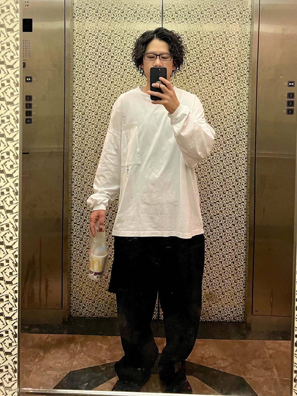 「タイトブースプロダクション、ワイドパンツ、ロンT、モノトーン、メンズコーデ、白、黒パンツ」｜「TIGHTBOOTH PRODUCTIONのアイテム（スラックス、ブルー系）」を使った、adgjmさん（メンズ・177cm）の秋コーディネートの1枚目の写真