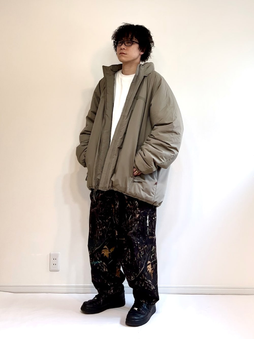 「シンプルスタイル、ミリタリー、ECWCS、ecwcs level7、ワイドパンツ、スニーカー、ツリーカモ、ダウンジャケット」｜「MILITARYのU.S MILITARY/ユーエスミリタリー  LEVEL7 E.C.W.C.S PRIMALOFT JACKET  MT レベル7 プリマロフトジャケット（ブルゾン、グレー系）」を使った、adgjmさん（メンズ・177cm）の冬コーディネートの1枚目の写真