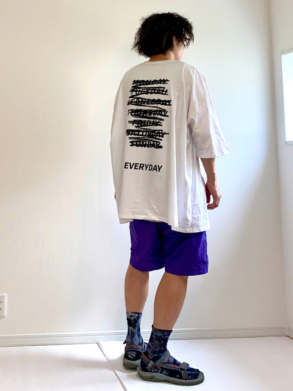 「オーバーサイズ、白Tシャツ、ショートパンツ、パープル、夏コーデ、3coins、シンプルコーデ」｜「CREARE -LINO-の【2021春夏】ストリートプリント スーパービッグシルエットTシャツ<ユニセックス>（Tシャツ/カットソー、ホワイト系）」を使った、adgjmさん（メンズ・177cm）の夏コーディネートの1枚目の写真