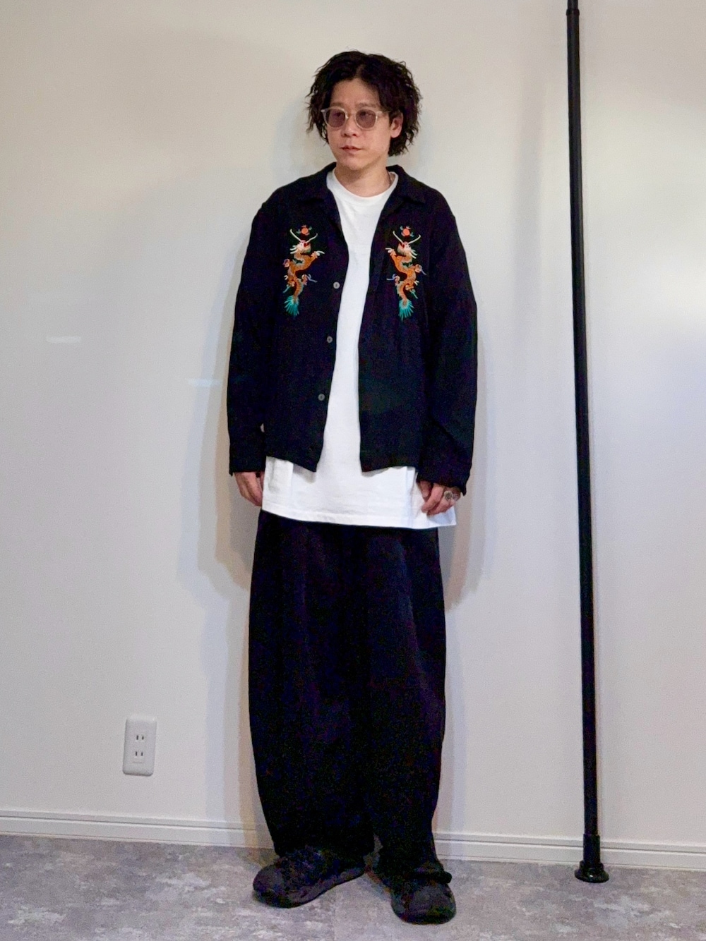 「柄シャツ、サンダル、ワイドパンツ、ニードルス、ヒザデルパンツ、夏コーデ、サンダルに靴下」｜「Needlesのアイテム（その他パンツ、ブラック系）」を使った、adgjmさん（メンズ・177cm）の夏コーディネートの1枚目の写真