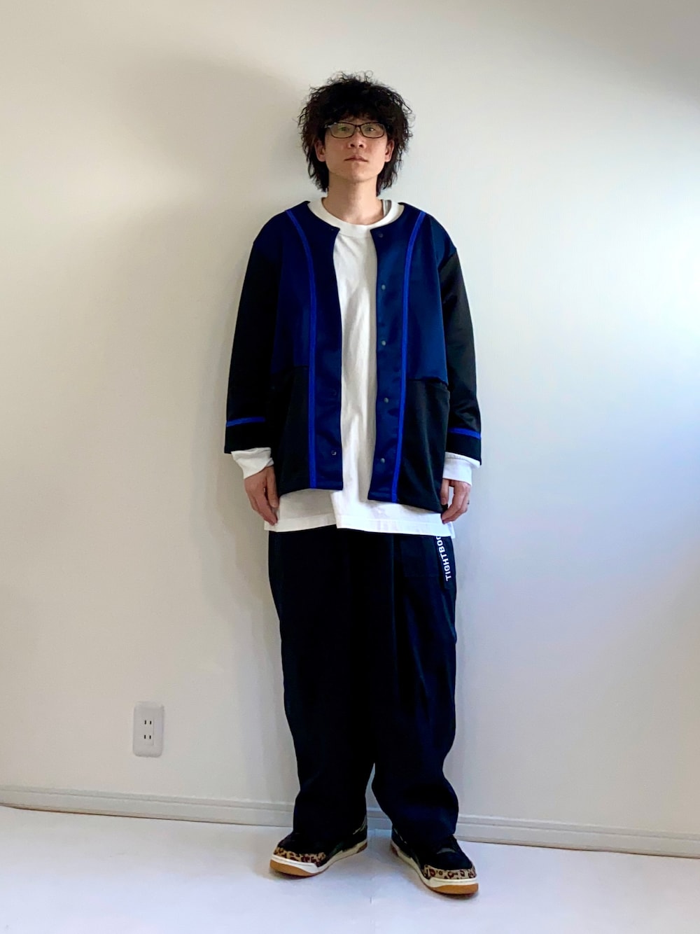 「休日コーデ、ワイドパンツ、タイトブースプロダクション、ジャージ、ジャージージャケット、ストリート、スニーカー、白ロンT、白、黒」｜「masterkeyのアイテム（ジャケット/アウター、ブルー系）」を使った、adgjmさん（メンズ・177cm）の春コーディネートの1枚目の写真