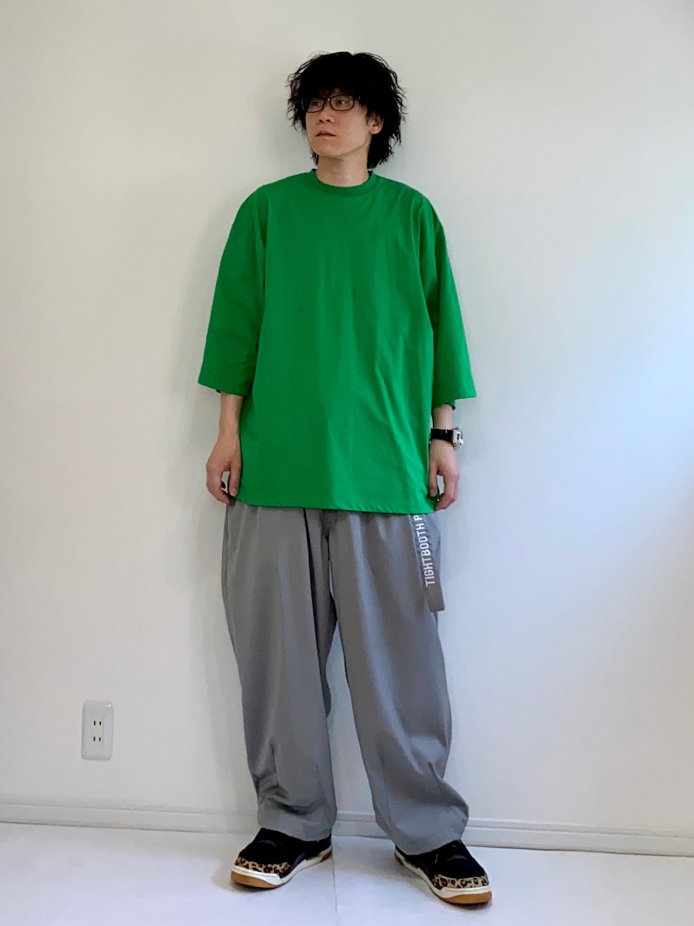 「グリーン、タイトブースプロダクション、ワイドパンツ、眼鏡、スニーカー、レオパード 柄、パンツ、グレー」｜「NIKEのアイテム（スニーカー、ブラック系）」を使った、adgjmさん（メンズ・177cm）の春コーディネートの1枚目の写真