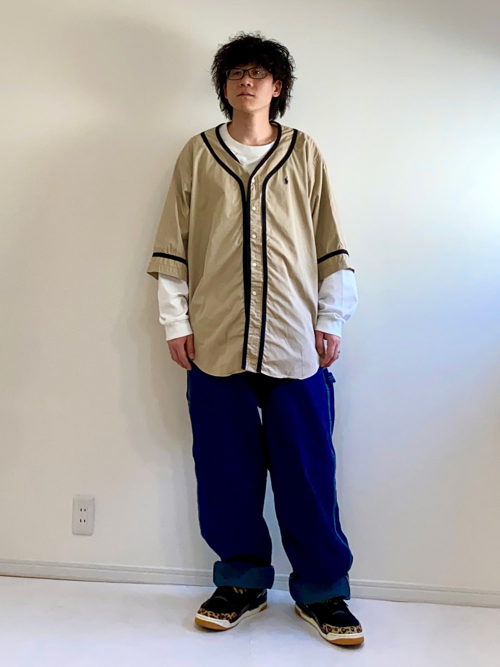 「春服みてみて、ベースボールシャツ、デニム、カジュアルコーデ、ワイドパンツ、オーバーサイズ、春服、ベージュ、オーバーオール、スニーカー」｜「GO!DONのアイテム（シャツ/ブラウス、ベージュ系）」を使った、adgjmさん（メンズ・177cm）の春コーディネートの1枚目の写真