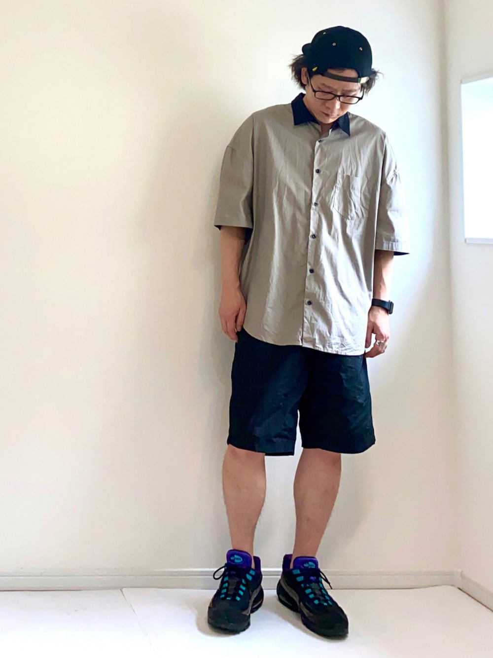 「夏コーデ、キャップ、大人カジュアル、ショートパンツ、黒、airmax95、しまむら、眼鏡」｜「しまむらのアイテム（シャツ/ブラウス、グレー系）」を使った、adgjmさん（メンズ・177cm）の夏コーディネートの1枚目の写真