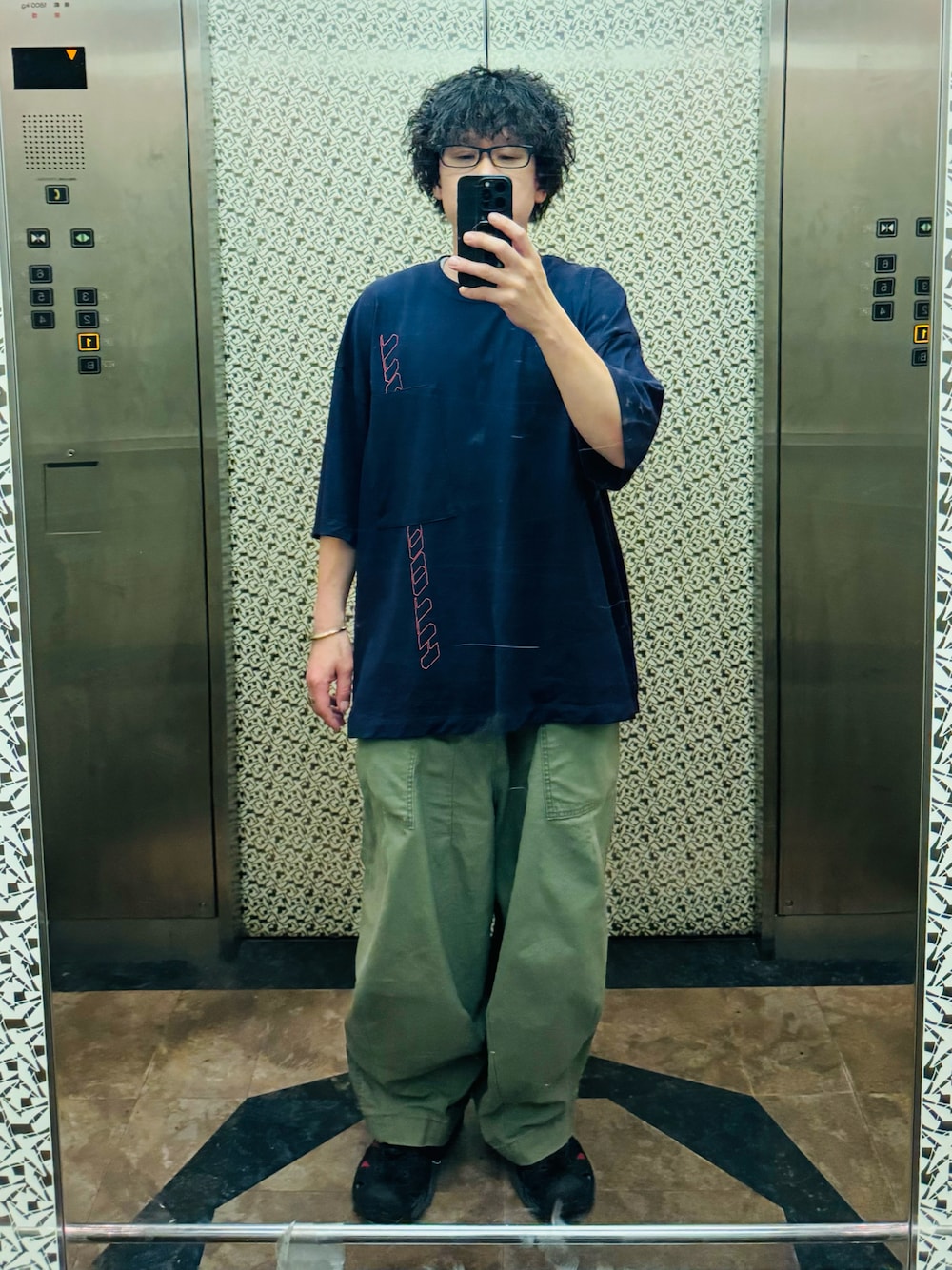 「ニードルストラックパンツ、ヒザデルパンツ、オーバーサイズ、カーキパンツ、サンダル、休日スタイル、ラフ、ネイビー」｜「Needlesの＜NEEDLES＞ FATIQUE PT/パンツ □□（カーゴパンツ、グリーン系）」を使った、adgjmさん（メンズ・177cm）の夏コーディネートの1枚目の写真