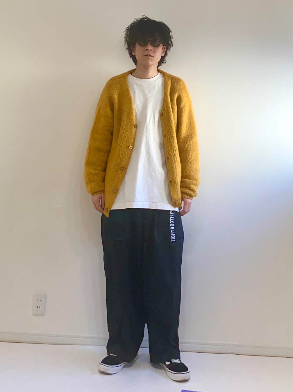 「シンプルコーデ、冬のコーデ、カーディガン、タイトブースプロダクション、白ロンT、スニーカー、カジュアル、ワイドパンツ、黄色」｜「VANSの【ヴァンズ】Old Skool　オールドスクール（スニーカー、ブラック系）」を使った、adgjmさん（メンズ・177cm）の冬コーディネートの1枚目の写真