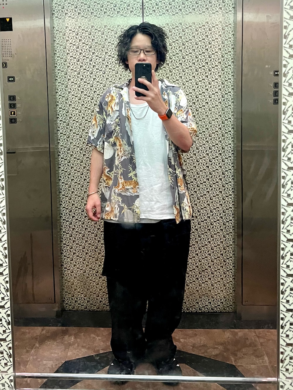 「ワイドパンツ、タイトブースプロダクション、黒、黒パンツ、サンダル、アロハシャツ、タンクトップ」｜「TIGHTBOOTH PRODUCTIONのアイテム（スラックス、ブルー系）」を使った、adgjmさん（メンズ・177cm）の夏コーディネートの1枚目の写真