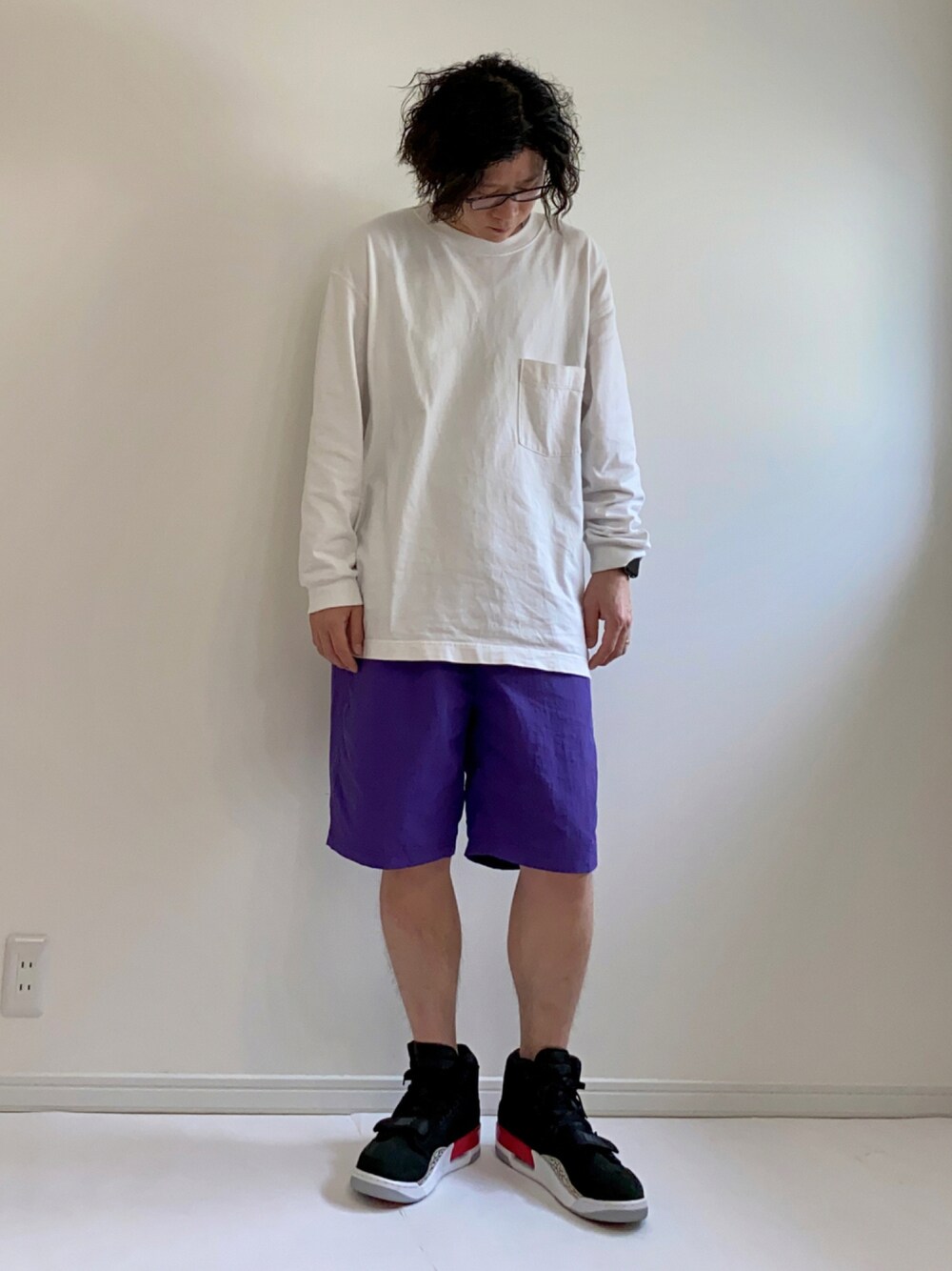 「ラフ、夏コーデ、WILDTHINGS、パープル、ショートパンツ、レガシー312、シンプルコーデ」｜「UNIQLOのクルーネックＴ（長袖）（Tシャツ/カットソー、ブラック系）」を使った、adgjmさん（メンズ・177cm）の夏コーディネートの1枚目の写真