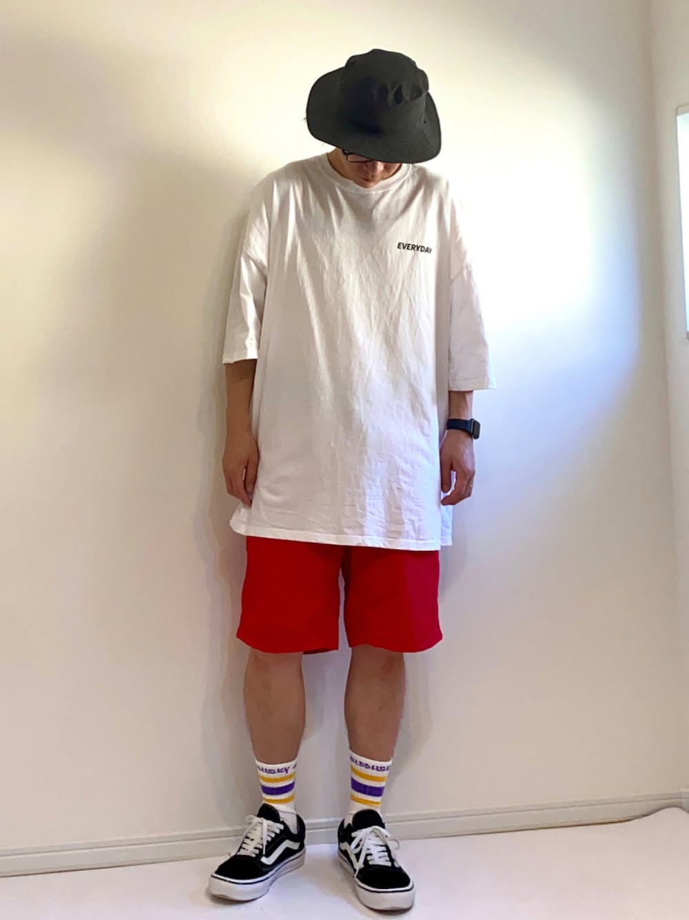 「ビタミンカラー、夏、ショートパンツ、VANS、GO!DON、赤、白Tシャツ、五分丈、ハット」｜「CREARE -LINO-の【2021春夏】ストリートプリント スーパービッグシルエットTシャツ<ユニセックス>（Tシャツ/カットソー、ホワイト系）」を使った、adgjmさん（メンズ・177cm）の夏コーディネートの1枚目の写真
