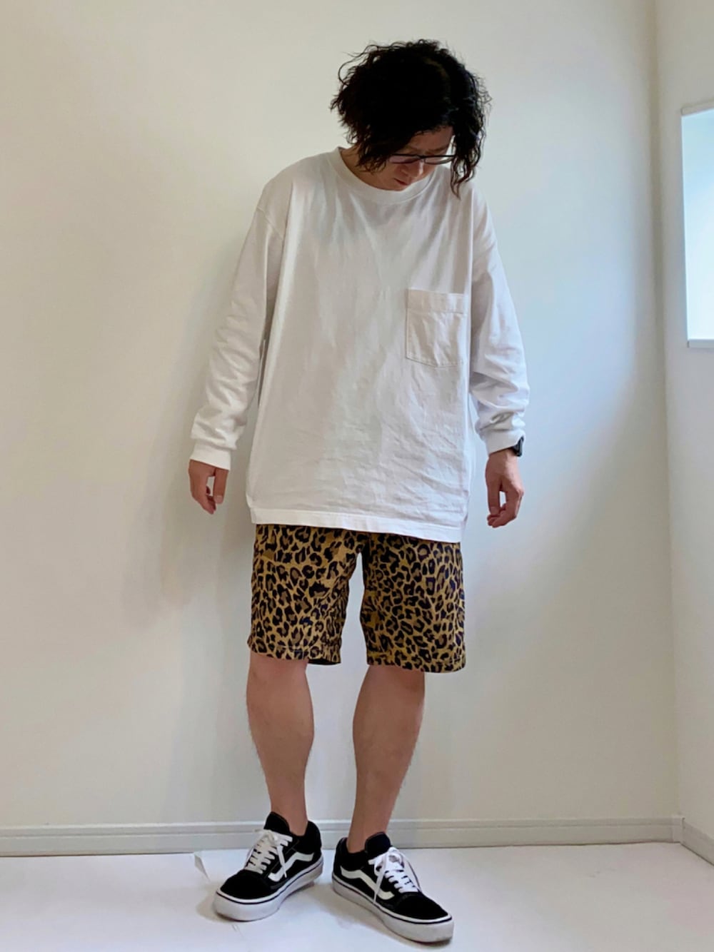 「シンプルコーデ、WILDTHINGS、VANS、レオパード、ショートパンツ、夏コーデ、いいね、save、フォローお願いします🤑」｜「UNIQLOのクルーネックＴ（長袖）（Tシャツ/カットソー、ブラック系）」を使った、adgjmさん（メンズ・177cm）の夏コーディネートの1枚目の写真