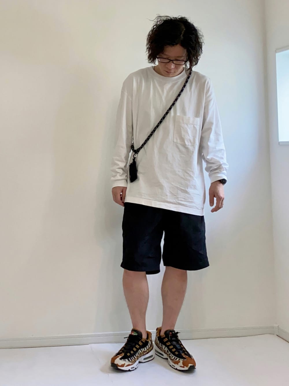 「シンプルコーデ、ヨセミテ、ショートパンツ、airmax95、黒、ゆるコーデ、UNIQLO、スマホストラップ、WILDTHINGS」｜「FREAK'S STOREのYOSEMITE STRAP/ヨセミテストラップ YOSEMITE STRAP PRO 全機種対応（スマホグッズ、ブラック系）」を使った、adgjmさん（メンズ・177cm）の夏コーディネートの1枚目の写真