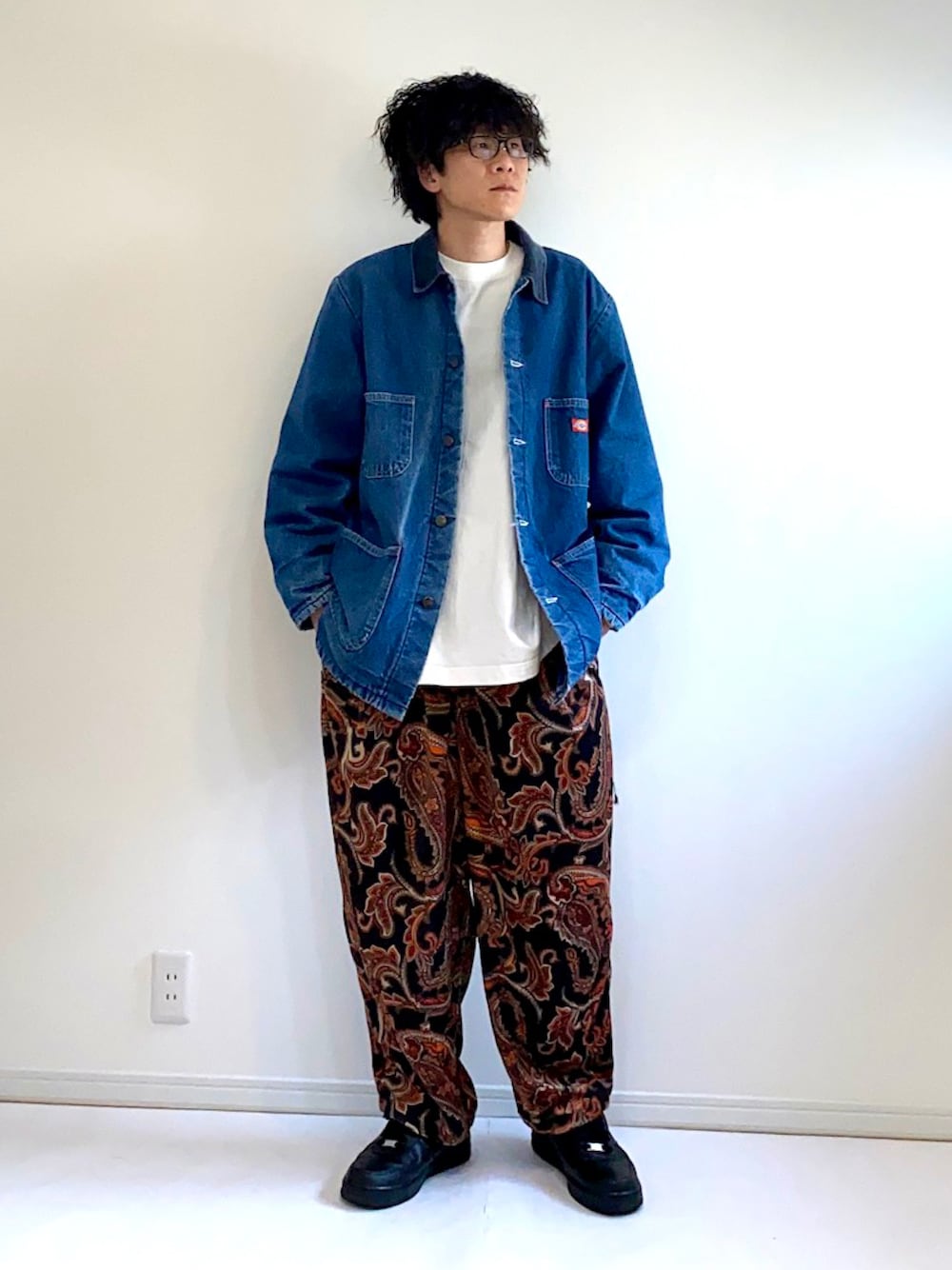 「オーバーサイズ、タイトブースプロダクション、バルーンパンツ、ペイズリー、ペイズリーパンツ、ペイズリー柄、カバーオール、デニム、GO!DON」｜「NIKEのナイキ エア フォース 1 '07 メンズシューズ / Nike Air Force 1 '07 Men's Shoes CW2288-001 Black（スニーカー、ブラック系）」を使った、adgjmさん（メンズ・177cm）の春コーディネートの1枚目の写真