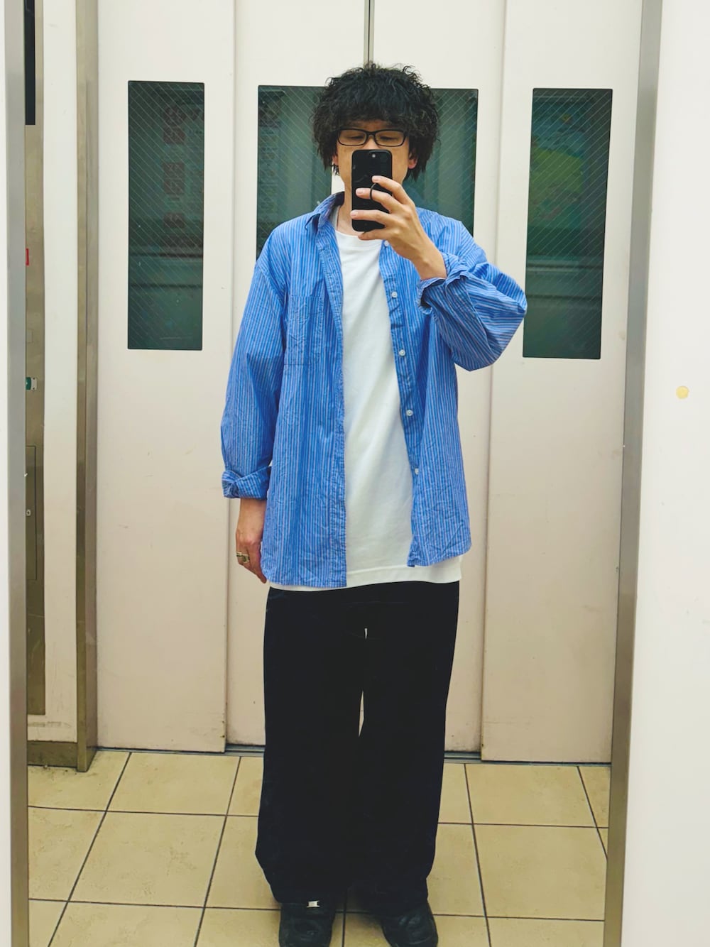 「NEEDLES、夏コーデ、ワイドパンツ、オーバーサイズ、トラックパンツ、シンプルスタイル、シャツスタイル、スニーカー」｜「FREAK'S STOREのFREAK'S STORE/フリークス ストア リラックスフィット レギュラーカラーシャツ/シャツ（シャツ/ブラウス、ブルー系）」を使った、adgjmさん（メンズ・177cm）の夏コーディネートの1枚目の写真
