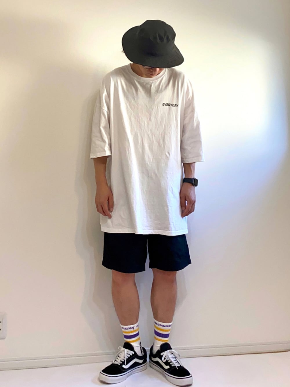 「ショートパンツ、夏、GO!DON、白Tシャツ、ブラック、スニーカー、五分丈、ハット、白、黒、靴下、休日スタイル」｜「CREARE -LINO-の【2021春夏】ストリートプリント スーパービッグシルエットTシャツ<ユニセックス>（Tシャツ/カットソー、ホワイト系）」を使った、adgjmさん（メンズ・177cm）の夏コーディネートの1枚目の写真