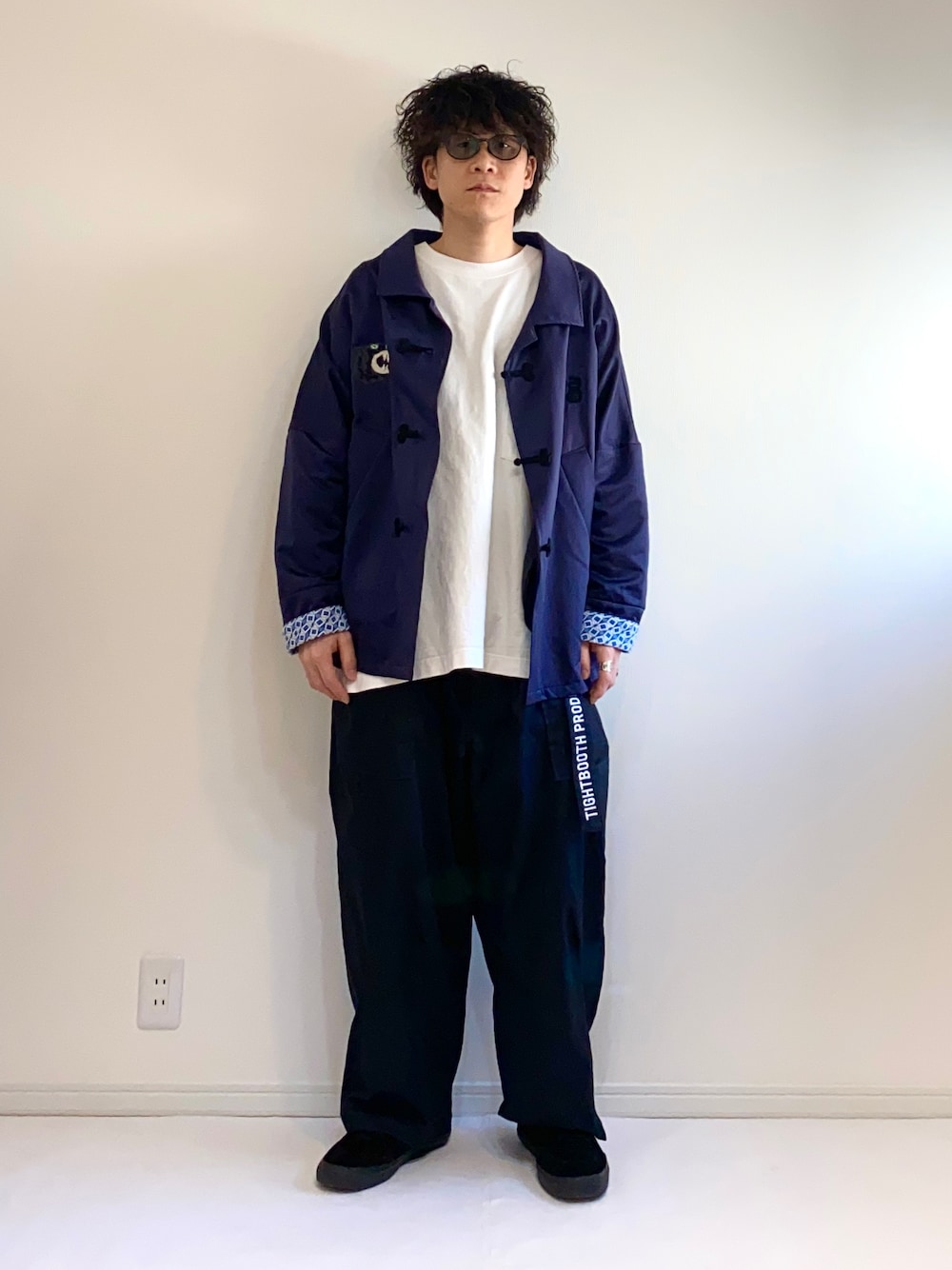 「シンプルコーデ、秋冬コーデ、タイトブースプロダクション、TIGHTBOOTHPRODUCTION、TIGHTBOOTH、スニーカー、GO!DON、ワイドパンツ、黒パンツ、カジュアルコーデ」｜「TIGHTBOOTH PRODUCTIONのアイテム（パンツ、ブラック系）」を使った、adgjmさん（メンズ・177cm）の冬コーディネートの1枚目の写真