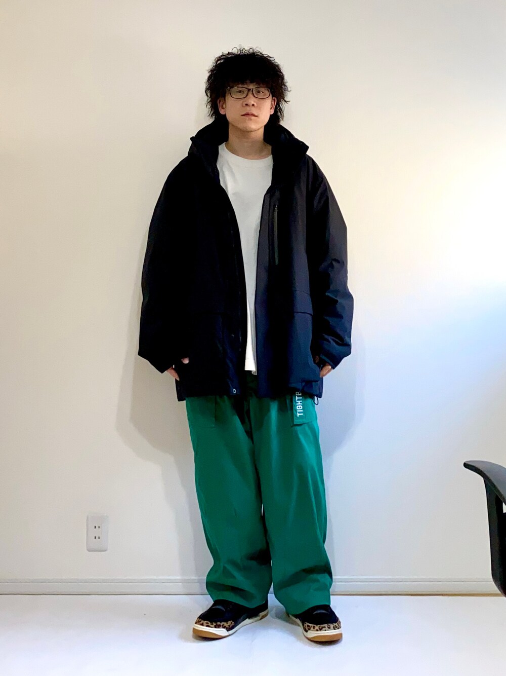 「タイトブースプロダクション、あったかコーデ、ワイドパンツ、グリーン、緑、UNIQLO、オーバーサイズ、スニーカー」｜「NIKEのアイテム（スニーカー、ブラック系）」を使った、adgjmさん（メンズ・177cm）の冬コーディネートの1枚目の写真