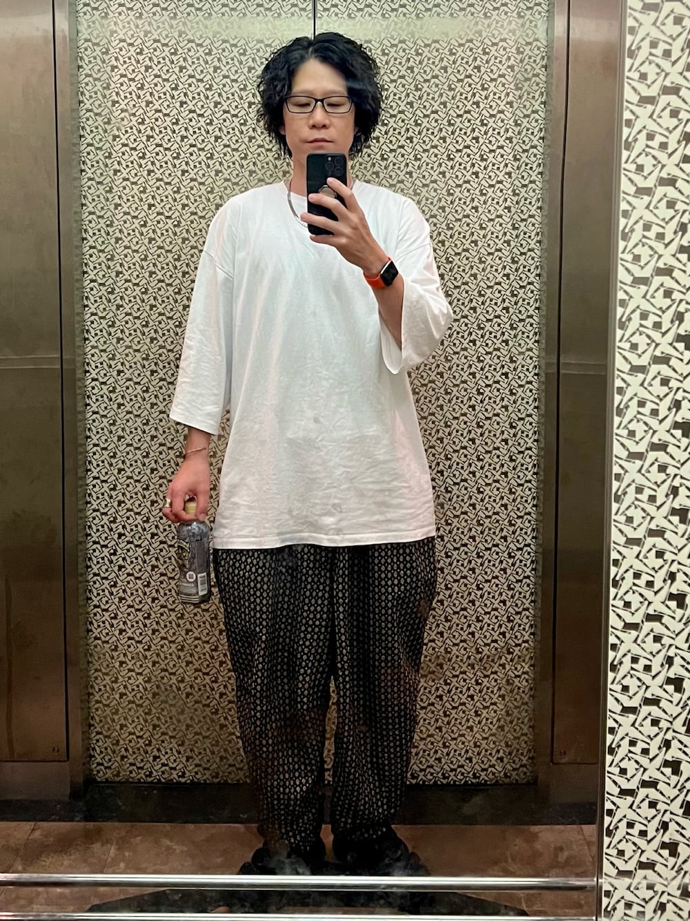 「夏、タイトブースプロダクション、ワイドパンツ、サンダル、シンプルコーデ、柄パンツ、白Tシャツ、白、メガネ男子」｜「SENSE OF PLACE by URBAN RESEARCHの『ユニセックス』エクストラルーズTシャツ(5分袖)（Tシャツ/カットソー、ホワイト系）」を使った、adgjmさん（メンズ・177cm）の夏コーディネートの1枚目の写真