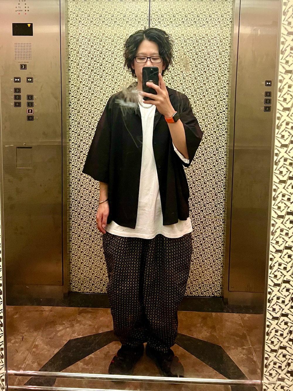 「オーバーサイズ、ワイドパンツ、タイトブースプロダクション、黒シャツ、黒、柄パンツ、シャツ」｜「MEMENTISMのルーズビッグシルエットベーシックオープンカラーシャツ ユニセックス（シャツ/ブラウス、ブラック系）」を使った、adgjmさん（メンズ・177cm）の夏コーディネートの1枚目の写真