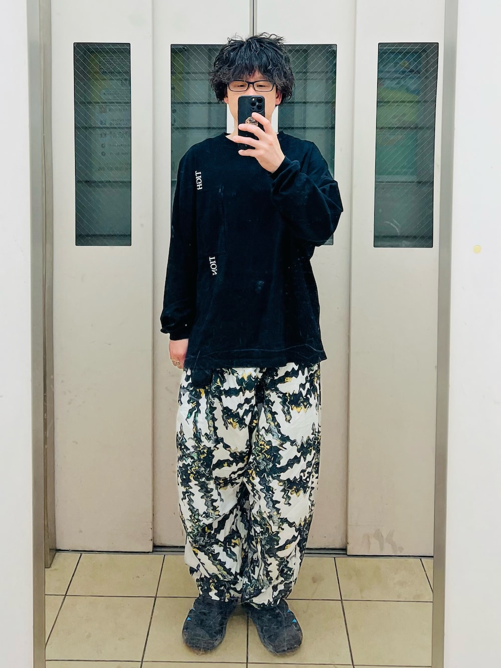 「タイトブースプロダクション、ワイドパンツ、ストリート、サンダル、アロハ柄、黒、エレベーター、春夏コーデ」｜「TIGHTBOOTH PRODUCTIONのアイテム（Tシャツ/カットソー、ホワイト系）」を使った、adgjmさん（メンズ・177cm）の春コーディネートの1枚目の写真