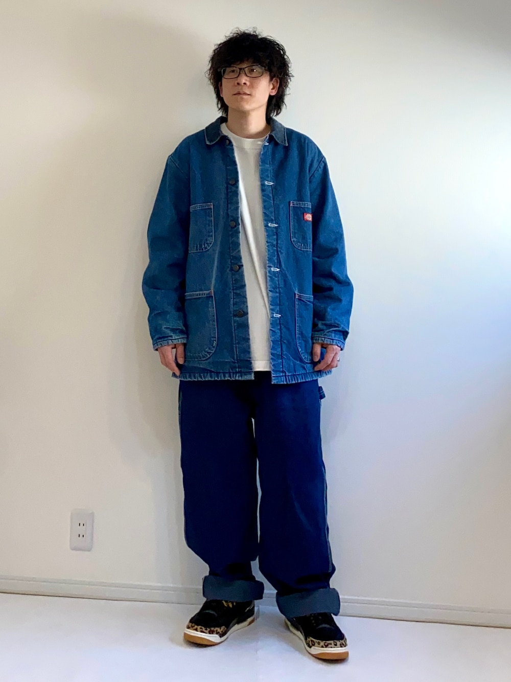 「シンプルコーデ、デニム、デニムジャケット、デニムパンツ、オーバーオール、GO!DON、オーバーサイズ、ユニクロ、春服」｜「KEY INDUSTRIESのアイテム（サロペット/オーバーオール、ブルー系）」を使った、adgjmさん（メンズ・177cm）の春コーディネートの1枚目の写真