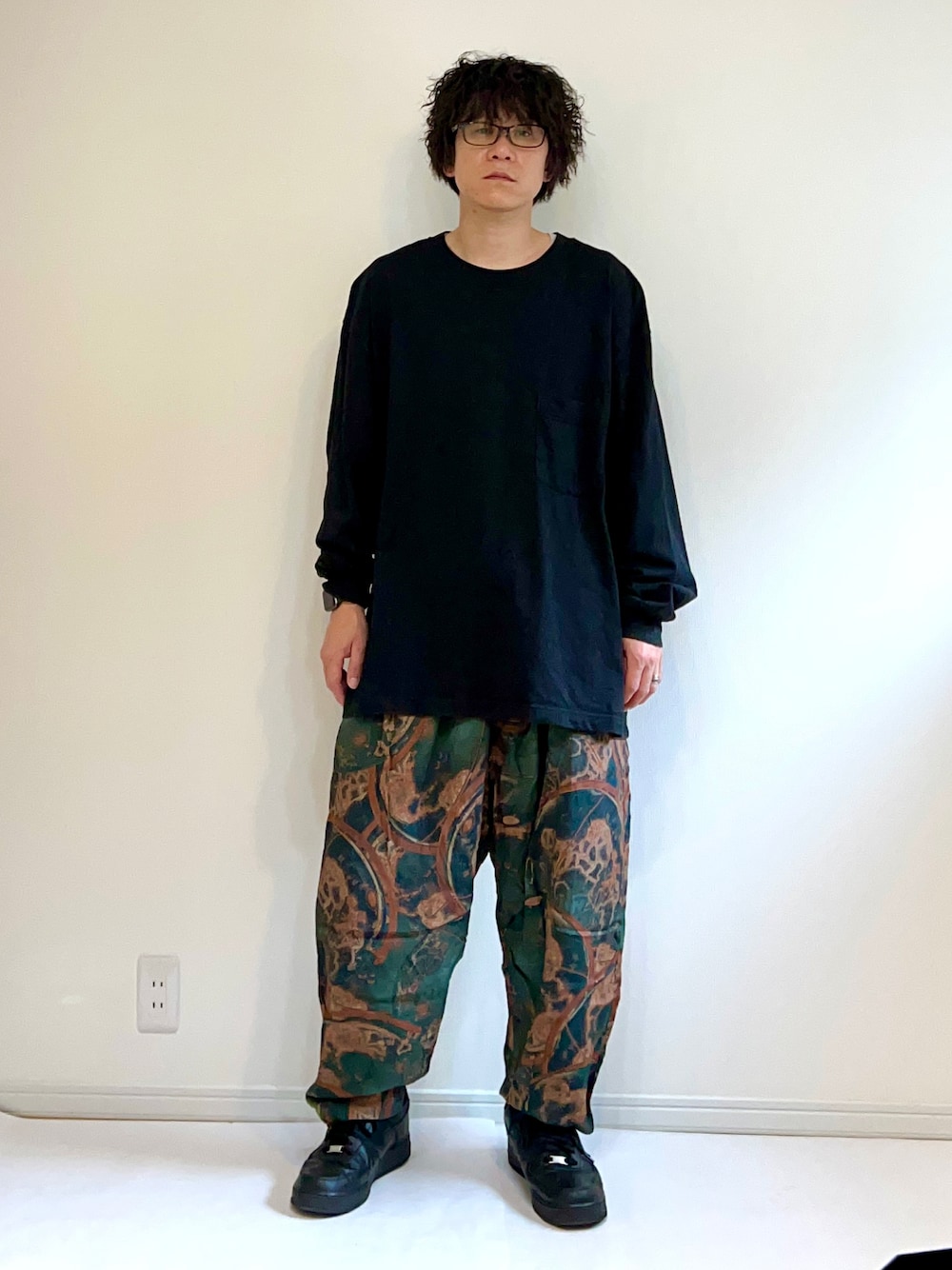 「タイトブースプロダクション、シンプルコーデ、ワイドパンツ、スニーカー、黒、地球柄、カジュアルコーデ」｜「TIGHTBOOTH PRODUCTIONのアイテム（その他パンツ、グリーン系）」を使った、adgjmさん（メンズ・177cm）の秋コーディネートの1枚目の写真