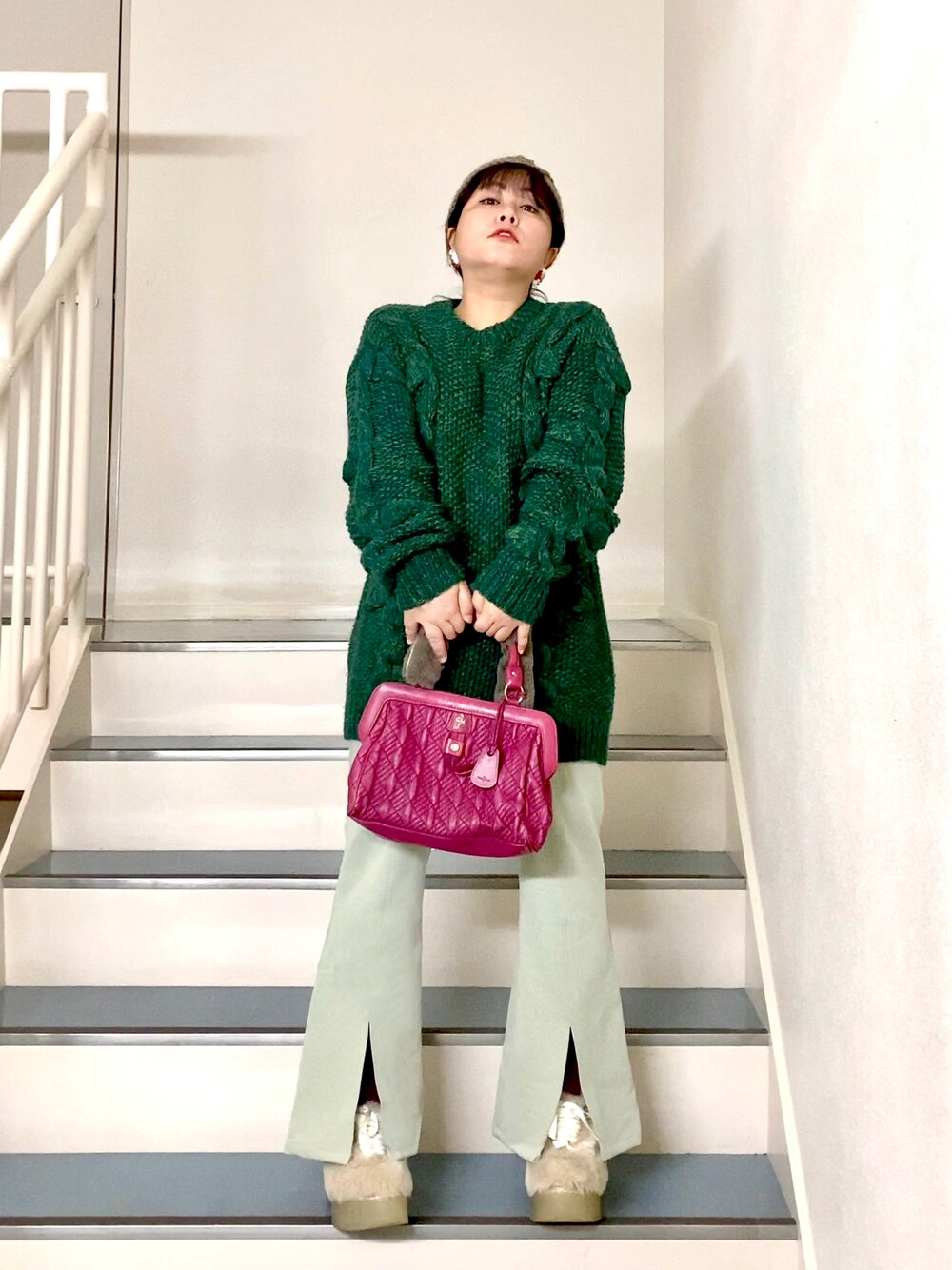 「パンツスタイル、グリーン、グリーンコーデ、ワントーンコーデ、センタープレスパンツ、センタープレス、ファー、ファーシューズ、ピンク、低身長、低身長コーデ、古着、古着MIX、古着好きな人と繋がりたい、クリスマスに着たい服」｜「PAMEO POSEの長袖ニット（ニット/セーター、グリーン系）」を使った、はんだぱんださん（レディース・146cm）の冬コーディネートの1枚目の写真