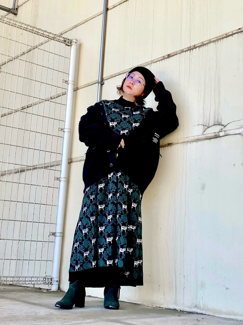 「カーディガン、セットアップ、undercover、グリーン、ニット帽、NEW ERA、オーバーサイズ、GU、ニットスカート、低身長、クリアメガネ、ニットアップ、gu×undercover、guundercover、GU×UNDERCOVER」｜「GUのGU×UNDERCOVER / サイズL（ニット/セーター、ブラック系）」を使った、はんだぱんださん（レディース・146cm）の秋コーディネートの1枚目の写真