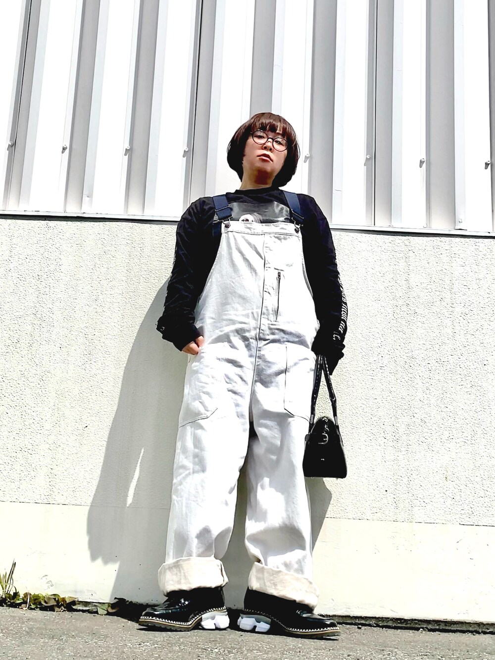 「大人カジュアル、休日スタイル、春カラー、白黒、モノトーン、モノトーンコーデ、オーバーオール、オーバーサイズ、サロペット、白デニム、ミハラヤスヒロ(MIHARAYASUHIRO)、低身長、めがね、個性派、ニコアンド」｜「niko and...のワイドワークサロペットパンツ（サロペット/オーバーオール、ベージュ系）」を使った、はんだぱんださん（レディース・146cm）の春コーディネートの1枚目の写真