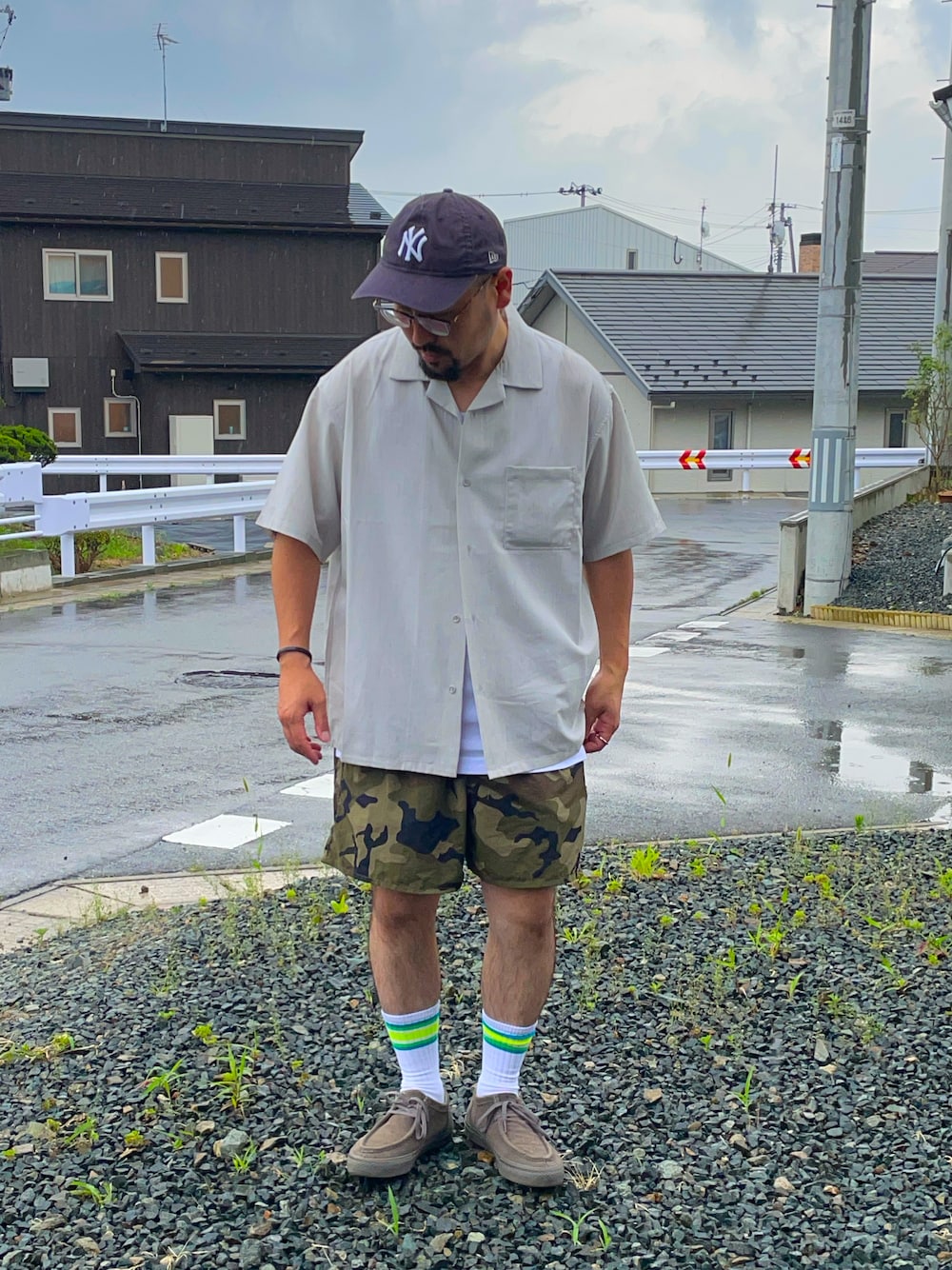 「プチプラ、夏コーデ、今日のコーデ、カジュアルコーデ、シンプルコーデ、スニーカー、メガネ男子、キャップ、半袖シャツ、コンバース」｜「NEW ERAの【NEW ERA】9TWENTY クロスストラップ ウォッシュドコットン MLB [BSC]（キャップ、ブラック系）」を使った、TOKUさん（メンズ・167cm）の夏コーディネートの1枚目の写真