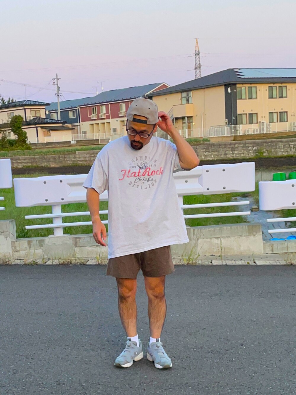 「休日コーデ、カジュアル、プチプラコーデ、スニーカー、メガネ男子」｜「Championのアイテム（Tシャツ/カットソー、ホワイト系）」を使った、TOKUさん（メンズ・167cm）の秋コーディネートの1枚目の写真