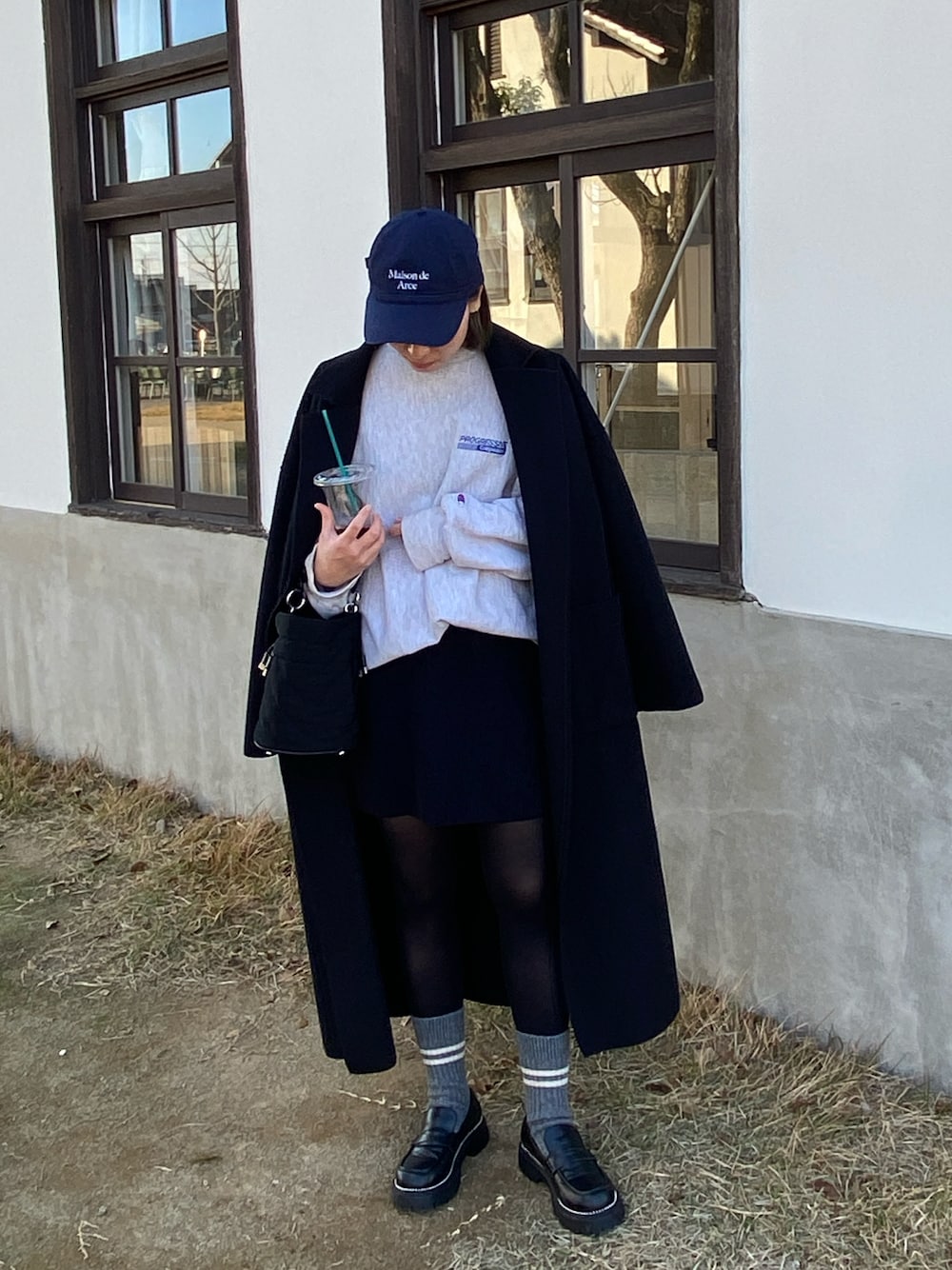 「チャンピオン、Champion、古着MIX、スウェット、ユニクロ、UNIQLO、リエディ、RoToTo、靴下、キャップ、シンプルコーデ、おでかけコーデ、秋冬コーデ、オトナカジュアル、ファッションを楽しもう」｜「Re:EDITの[2023-24 WINTER COLLECTION][大きいサイズ有]スタッズコバトラックソールローファー（ローファー、ブラック系）」を使った、Risaさん（レディース・158cm）の秋コーディネートの1枚目の写真