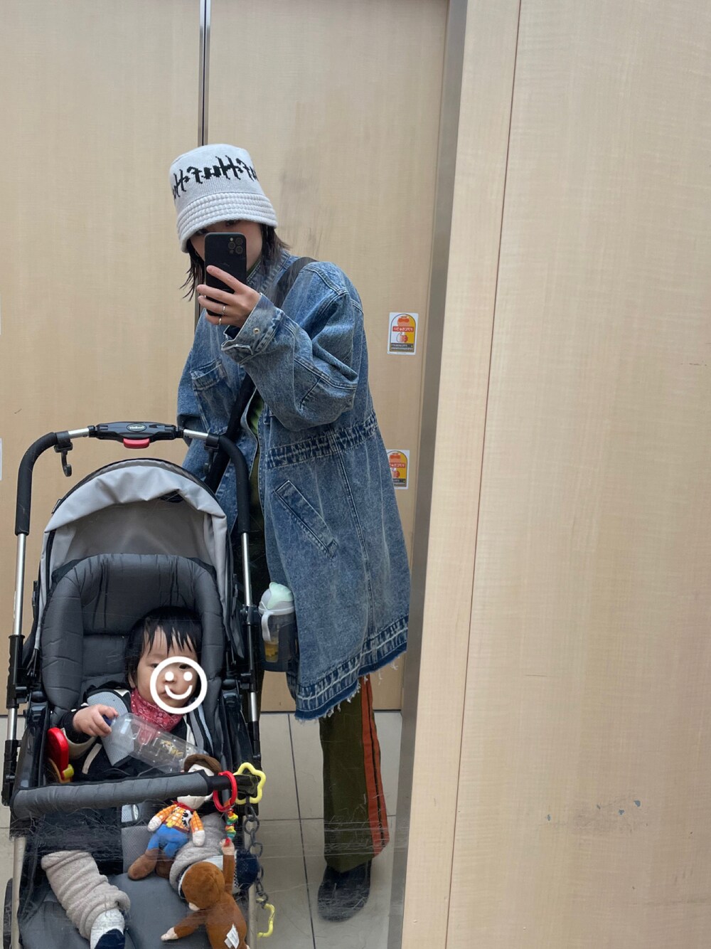 「春、カラーコーデ、デニムコーデ、バケットハット、休日スタイル、ootd、ママコーデ、お出かけコーデ」｜「HUFのアイテム（帽子、ホワイト系）」を使った、𝐘𝐔𝐍𝐀さん（レディース・160cm）の春コーディネートの1枚目の写真
