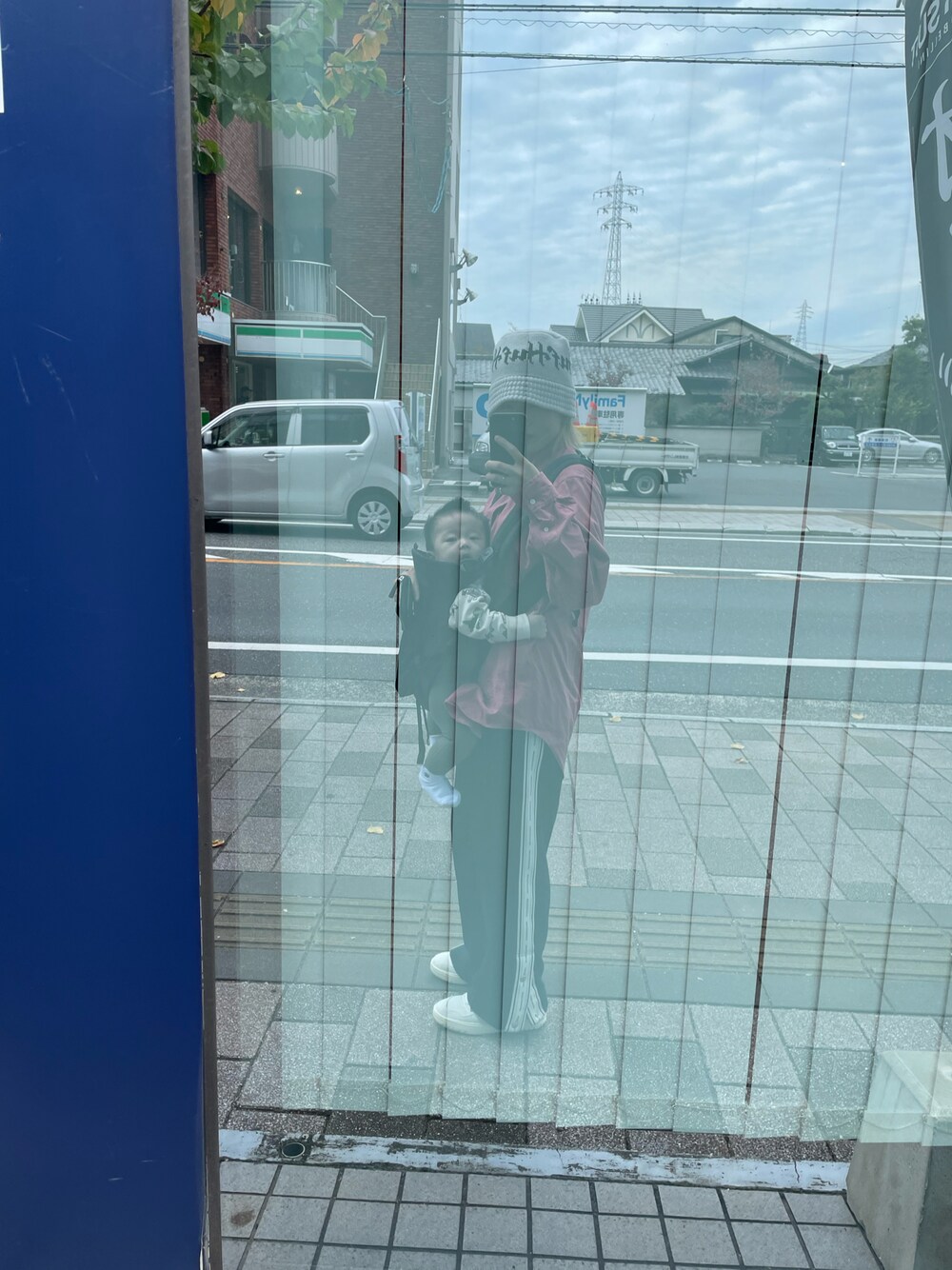 「ファッションを楽しもう、カジュアルコーデ、パンツスタイル、休日スタイル、ママコーデ、ママファッション、ootd、母と息子、autumn」｜「GUのアイテム（その他パンツ、ブルー系）」を使った、𝐘𝐔𝐍𝐀さん（レディース・160cm）の秋コーディネートの1枚目の写真