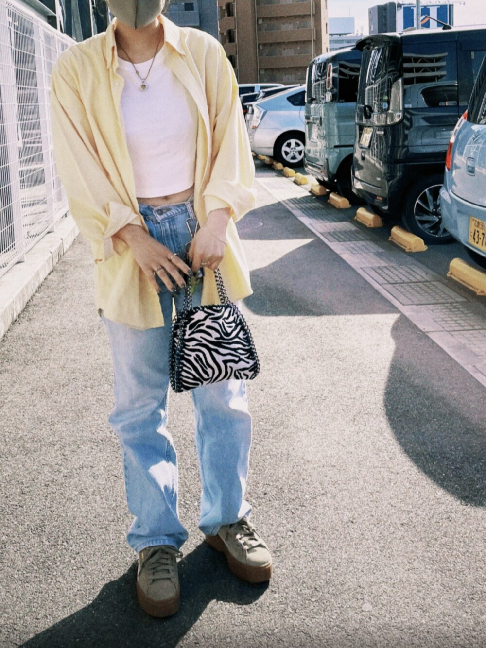 「春コーデ、カラーコーデ、カジュアルコーデ、花見コーデ、ootd、デニムコーデ、イエロー」｜「PUMAのPUMA プーマ メイズ ガム ウィメンズ スニーカー（スニーカー、グリーン系）」を使った、𝐘𝐔𝐍𝐀さん（レディース・160cm）の春コーディネートの1枚目の写真