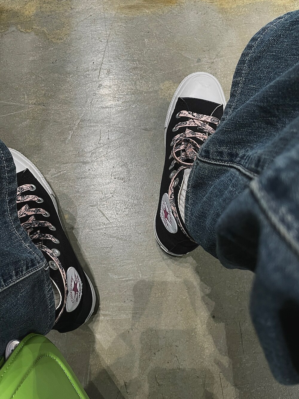 「お出かけコーデ、ラクチンコーデ、休日コーデ、カジュアルコーデ、スニーカー、厚底シューズ、シンプルスタイル」｜「CONVERSEのアイテム（スニーカー、ブラック系）」を使った、𝐘𝐔𝐍𝐀さん（レディース・160cm）の春コーディネートの1枚目の写真