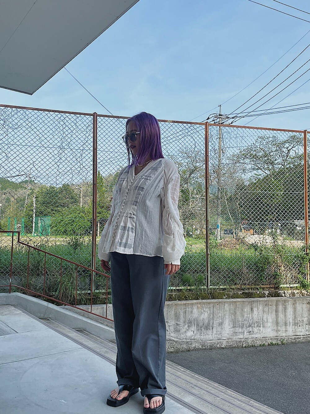 「今日のコスメと服、春、キレイめカジュアル、大人カジュアル、ootd、春服コーデ、ゆったりコーデ、マタニティコーデ、マタニティファッション、ボリューム袖、今日のコーデ、デート」｜「JEANASISのソデシアードロストVブラウス/890313（シャツ/ブラウス、ホワイト系）」を使った、𝐘𝐔𝐍𝐀さん（レディース・160cm）の春コーディネートの1枚目の写真
