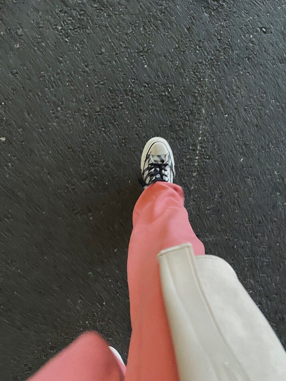 「春コーデ、ootd、カラーパンツ、カジュアル」｜「JEANASISのバックリボンデザインパンツ/832967（その他パンツ、ピンク系）」を使った、𝐘𝐔𝐍𝐀さん（レディース・160cm）の冬コーディネートの1枚目の写真