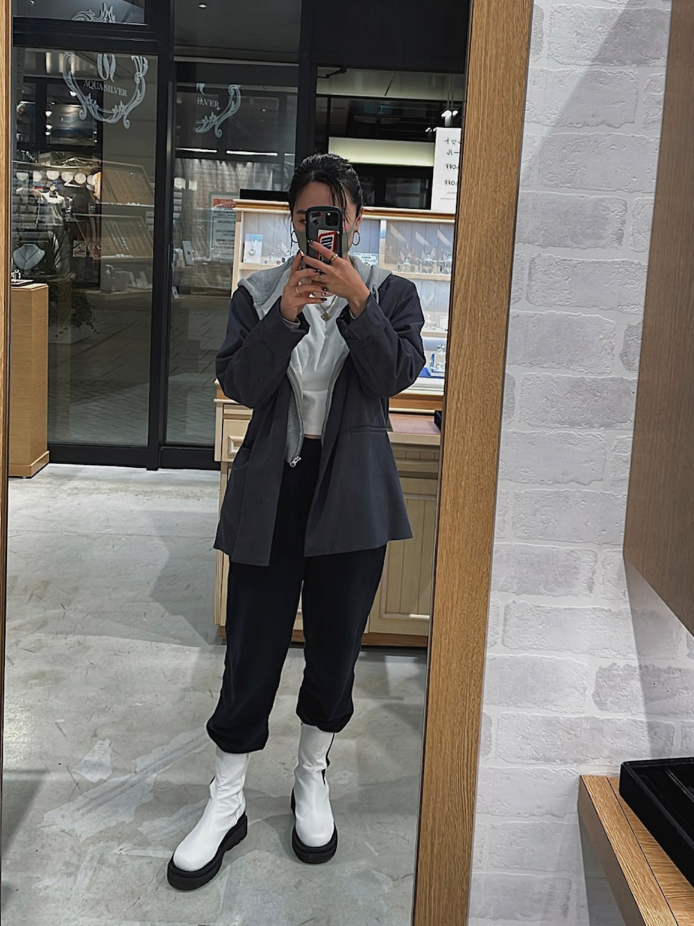 「春、休日コーデ、休日スタイル、ラクチンコーデ、レイヤードスタイル、ナイキ、ootd、ジャケット」｜「WHO'S WHO galleryの【WEB限定】セットアップシングルビッグテーラードジャケット/無地/チェック（テーラードジャケット、グレー系）」を使った、𝐘𝐔𝐍𝐀さん（レディース・160cm）の春コーディネートの1枚目の写真