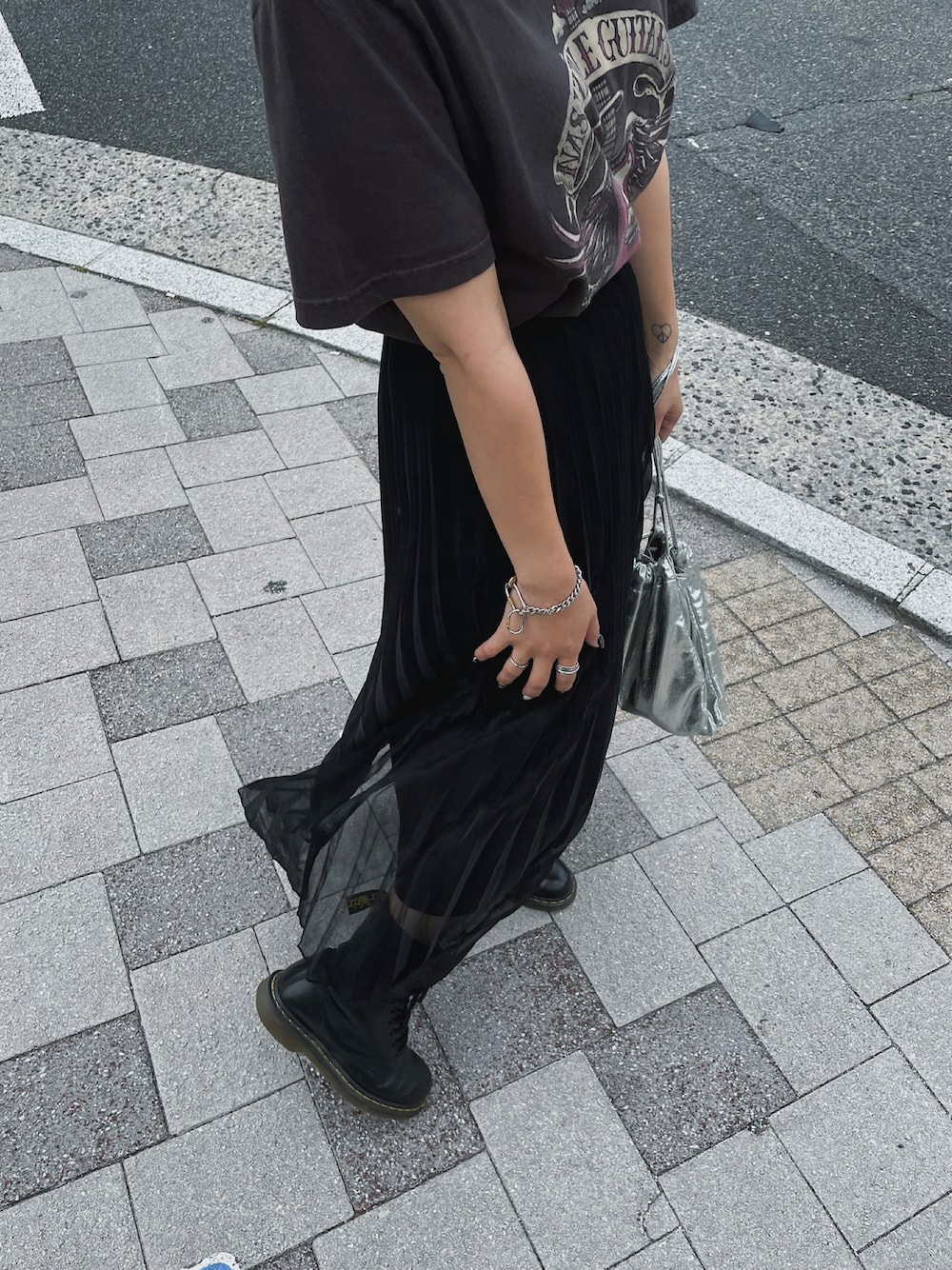 「ロックスタイル、ootd、今日のコーデ、スカート、休日スタイル」｜「JEANASISのアイテム（スカート、ブラック系）」を使った、𝐘𝐔𝐍𝐀さん（レディース・160cm）の春コーディネートの1枚目の写真