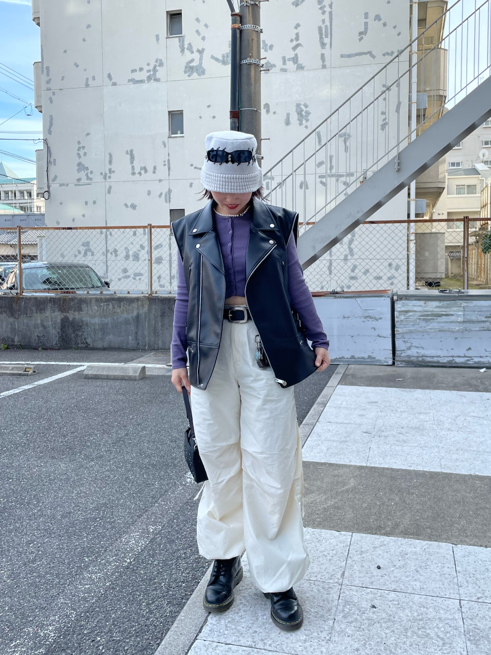 「春、カラーコーデ、バケットハット、ootd、レザー、カーゴパンツ、ママコーデ、休日スタイル」｜「ZARAのアイテム（トップス、パープル系）」を使った、𝐘𝐔𝐍𝐀さん（レディース・160cm）の春コーディネートの1枚目の写真