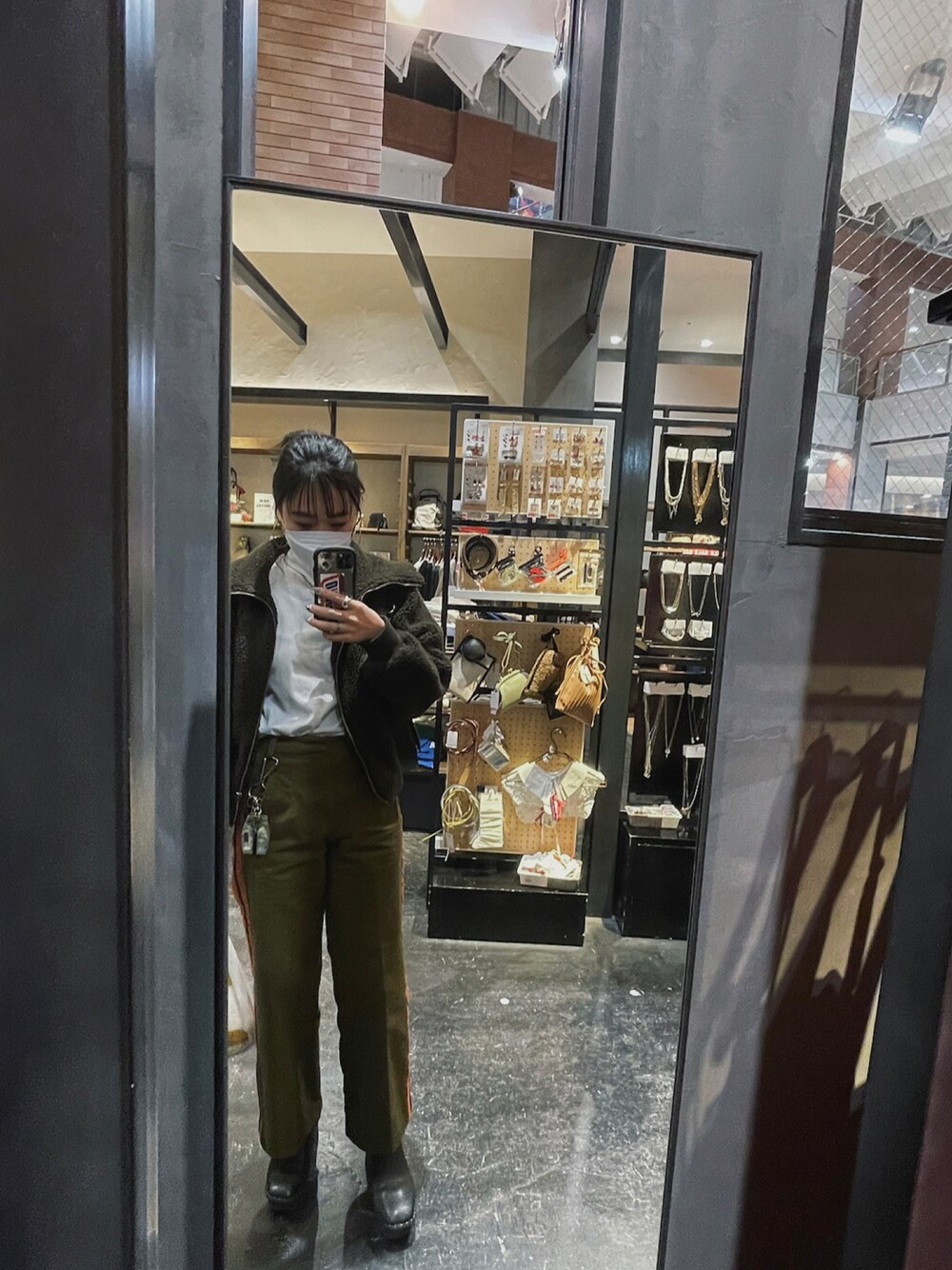 「休日スタイル、デートスタイル（WOMEN）、ootd、ラインパンツ、パンツスタイル、ビッグシルエット、冬春コーデ」｜「MOUSSYのSIDE LINE STRAIGHT パンツ（その他パンツ、グリーン系）」を使った、𝐘𝐔𝐍𝐀さん（レディース・160cm）の冬コーディネートの1枚目の写真