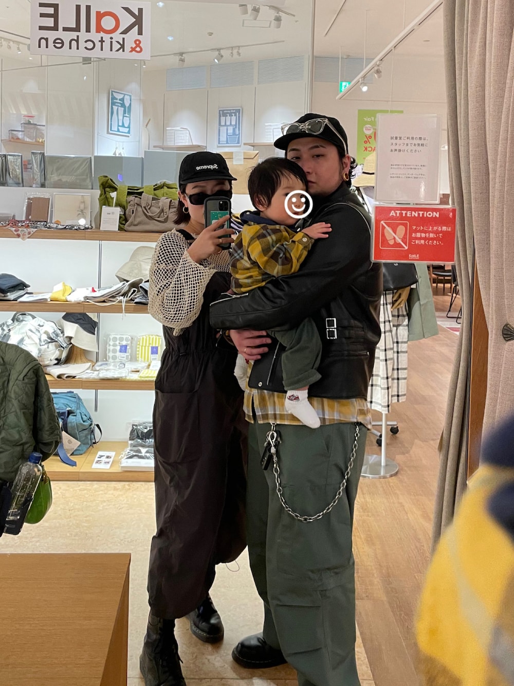 「春、休日スタイル、ootd、ママコーデ、ジャンパースカート」｜「Supreme のアイテム（キャップ、ブラック系）」を使った、𝐘𝐔𝐍𝐀さん（レディース・160cm）の春コーディネートの1枚目の写真