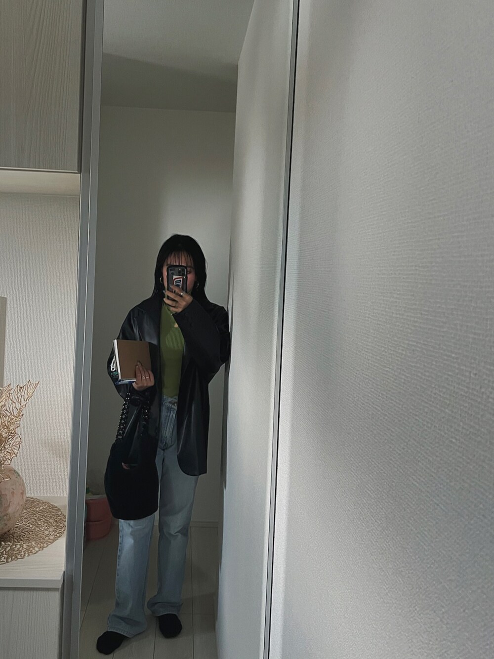「今日のコーデ、ootd、レザーアイテム、デニム、パンツスタイル」｜「JEANASISのヴィーガンレザーコクーンジャケット/262827（テーラードジャケット、ブラック系）」を使った、𝐘𝐔𝐍𝐀さん（レディース・160cm）の冬コーディネートの1枚目の写真